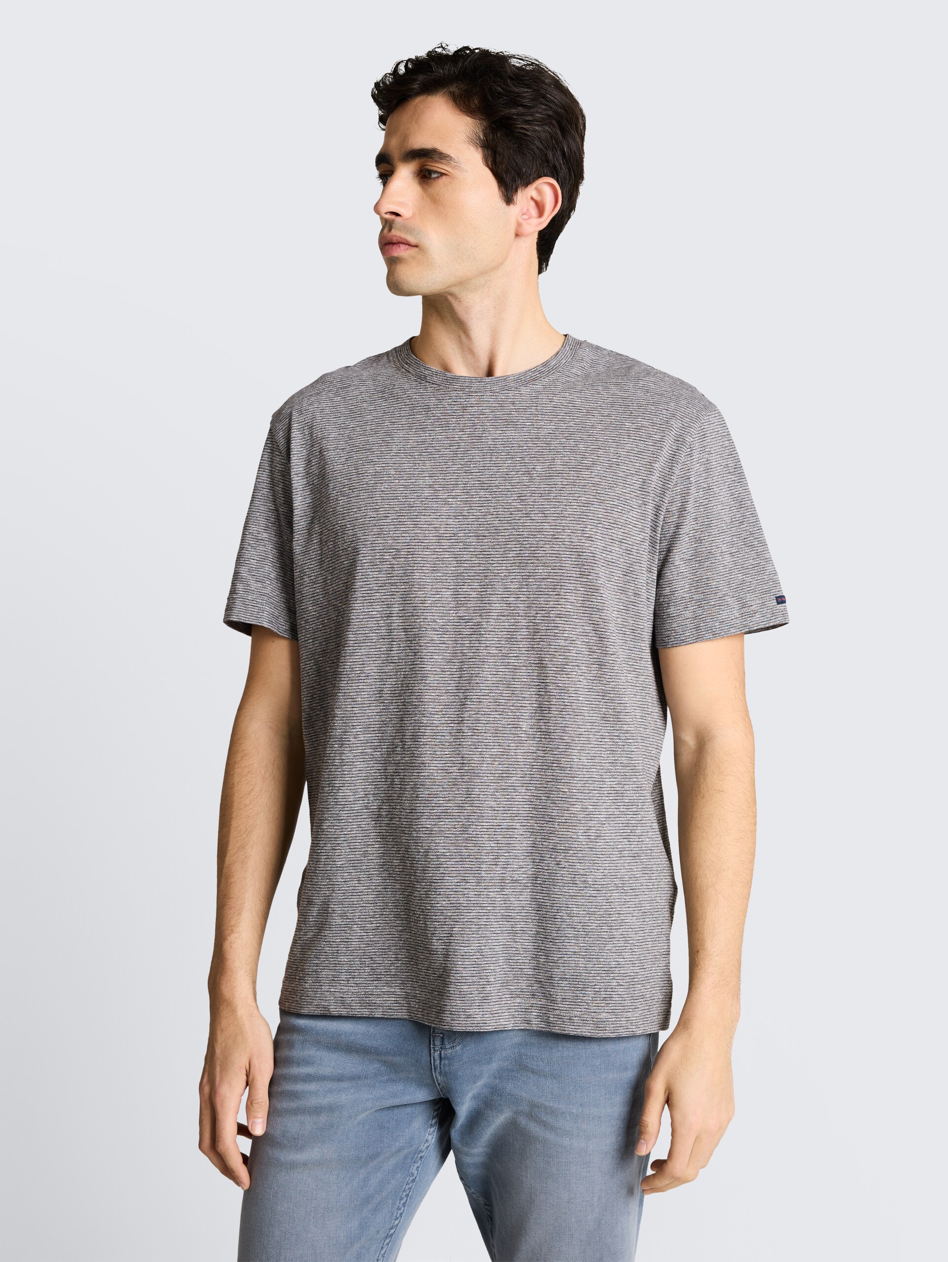 T-Shirt mit feinem Streifenmuster - white tarmac grey fine stripe - Ausschnitt Model-Vorderansicht