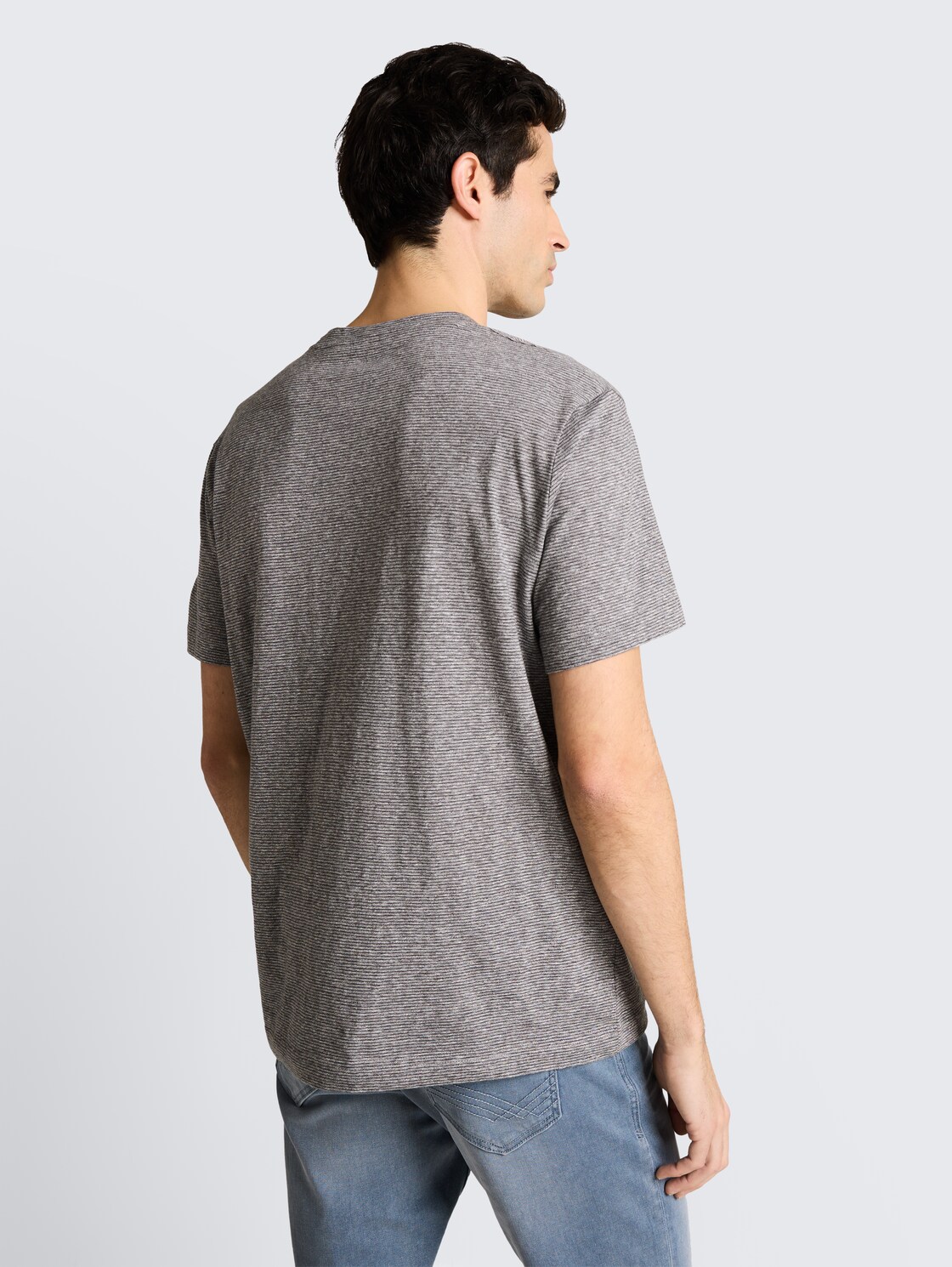 T-Shirt mit feinem Streifenmuster - white tarmac grey fine stripe - Auschnitt Model-Rückansicht