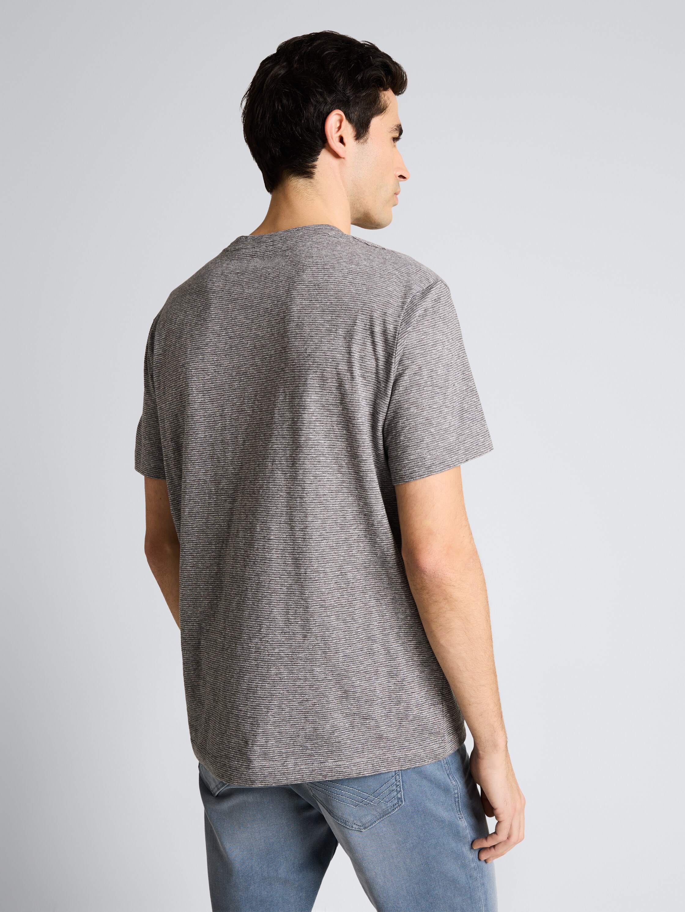 T-shirt à fines rayures - white tarmac grey fine stripe - Découpe Vue arrière du modèle