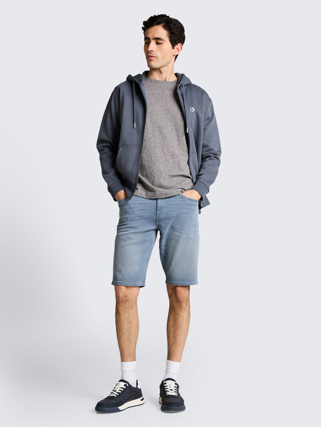 T-Shirt mit feinem Streifenmuster - white tarmac grey fine stripe - Model-Vorderansicht