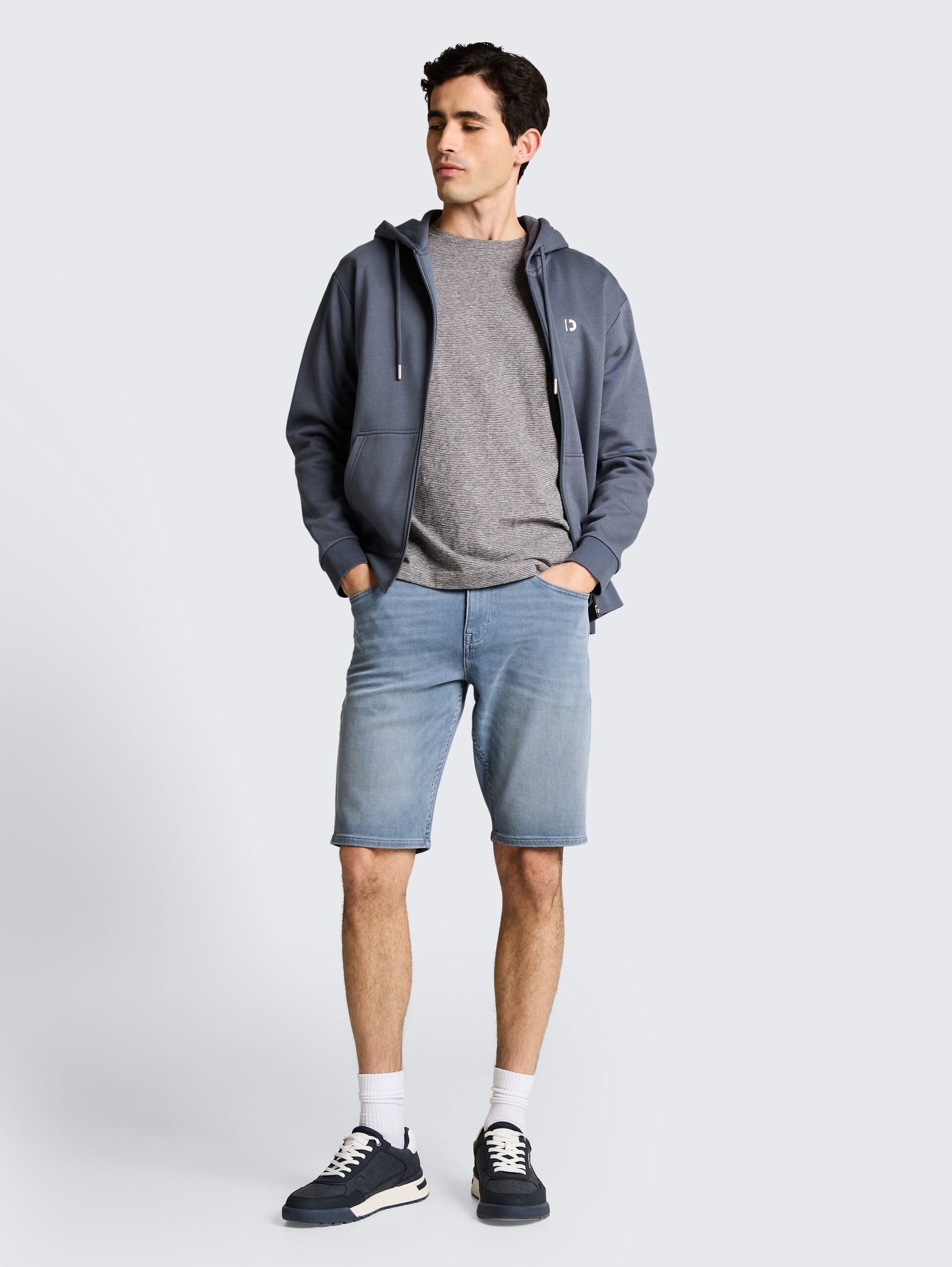 T-Shirt mit feinem Streifenmuster - white tarmac grey fine stripe - Model-Vorderansicht