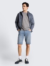 T-shirt met fijn streepmotief - white tarmac grey fine stripe - Model vooraanzicht