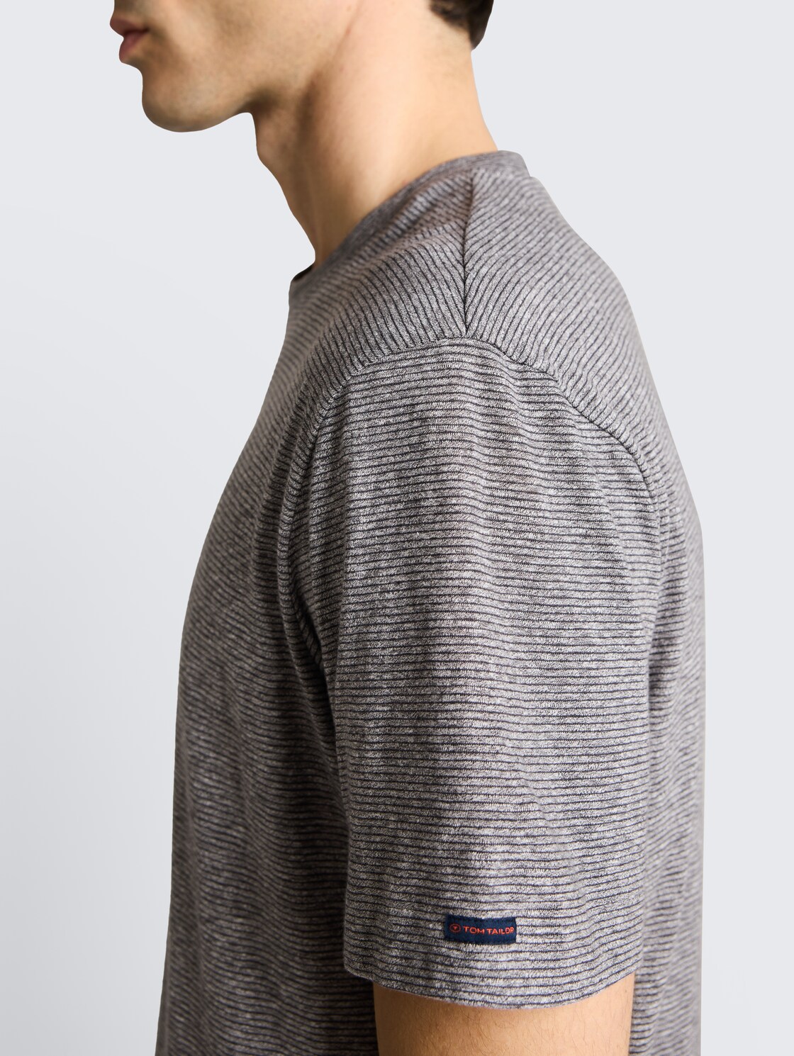 T-Shirt mit feinem Streifenmuster - white tarmac grey fine stripe - Detail-Model-Ansicht