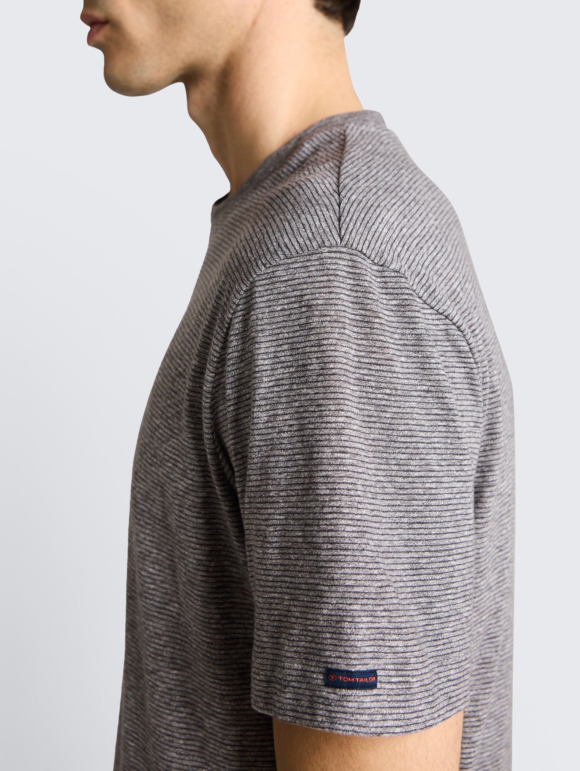 T-Shirt mit feinem Streifenmuster - white tarmac grey fine stripe - Detail-Model-Ansicht