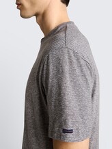 T-shirt met fijn streepmotief - white tarmac grey fine stripe - Detailaanzicht model