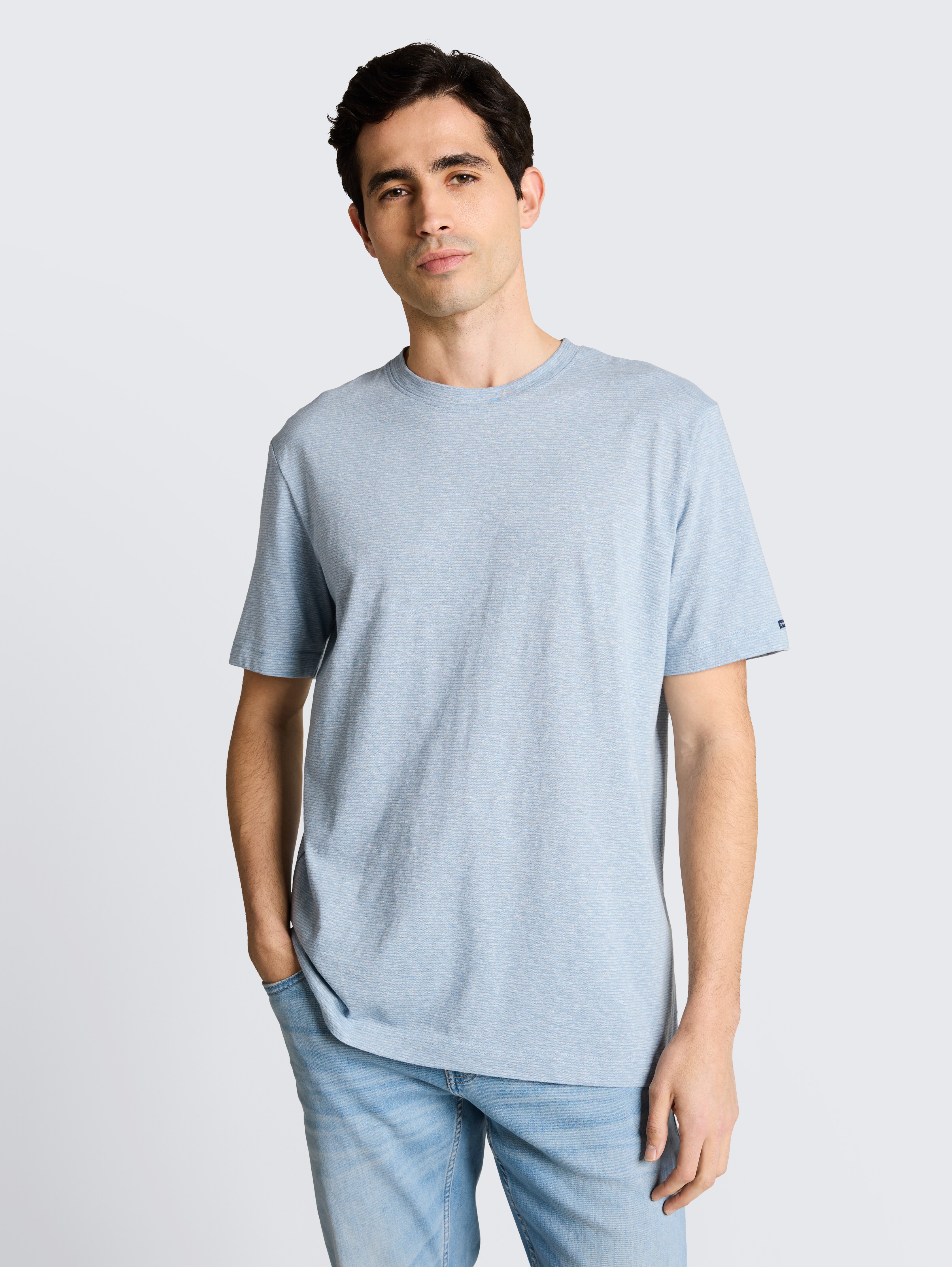 T-Shirt mit feinem Streifenmuster von Men, spring blue fine stripe