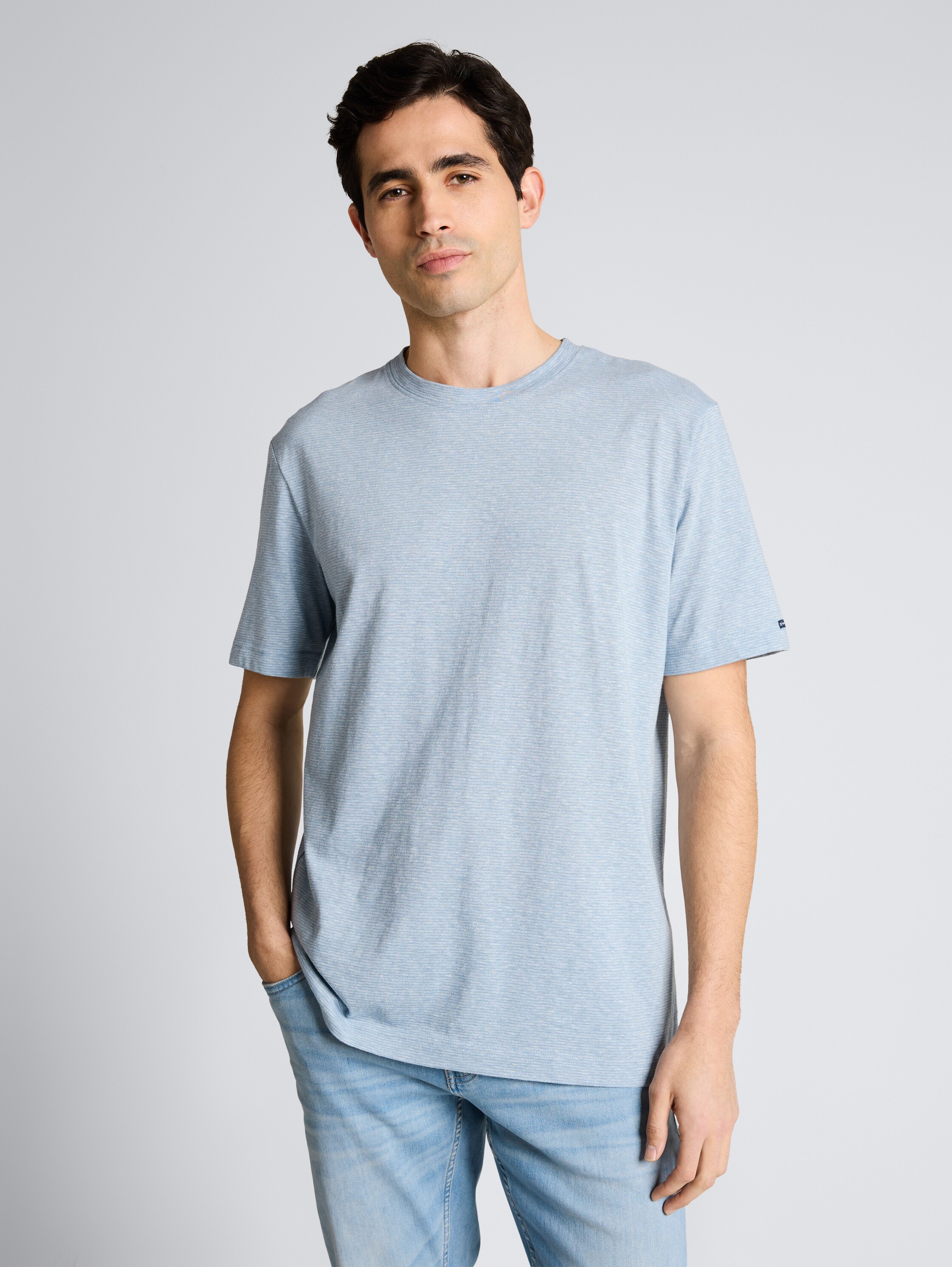 T-shirt à fines rayures - spring blue fine stripe - Découpe Vue de face du modèle