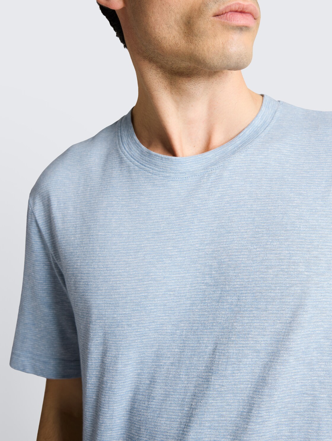 T-shirt with fine stripe pattern - spring blue fine stripe - Detail model view