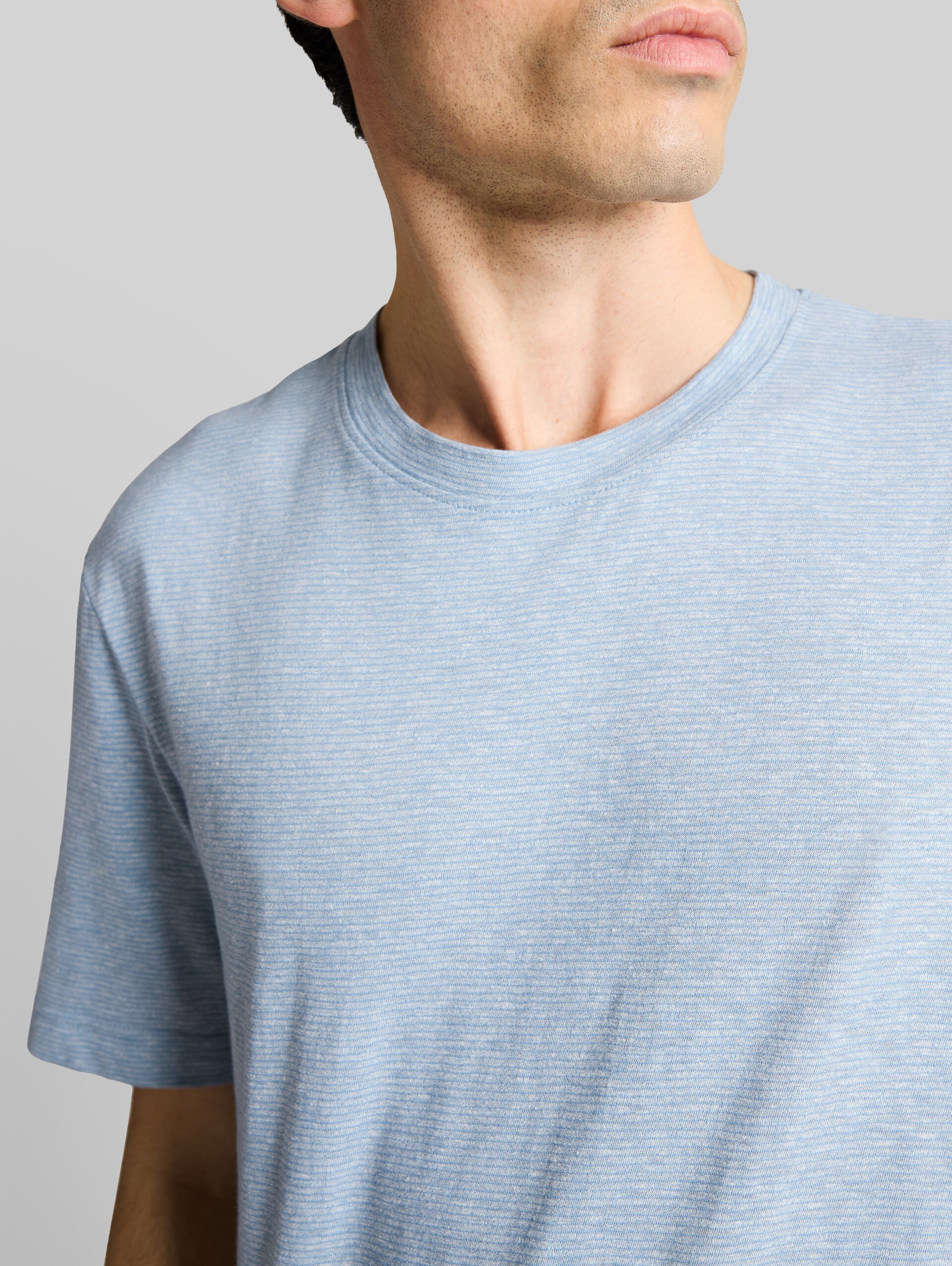 T-shirt with fine stripe pattern - spring blue fine stripe - Detail model view