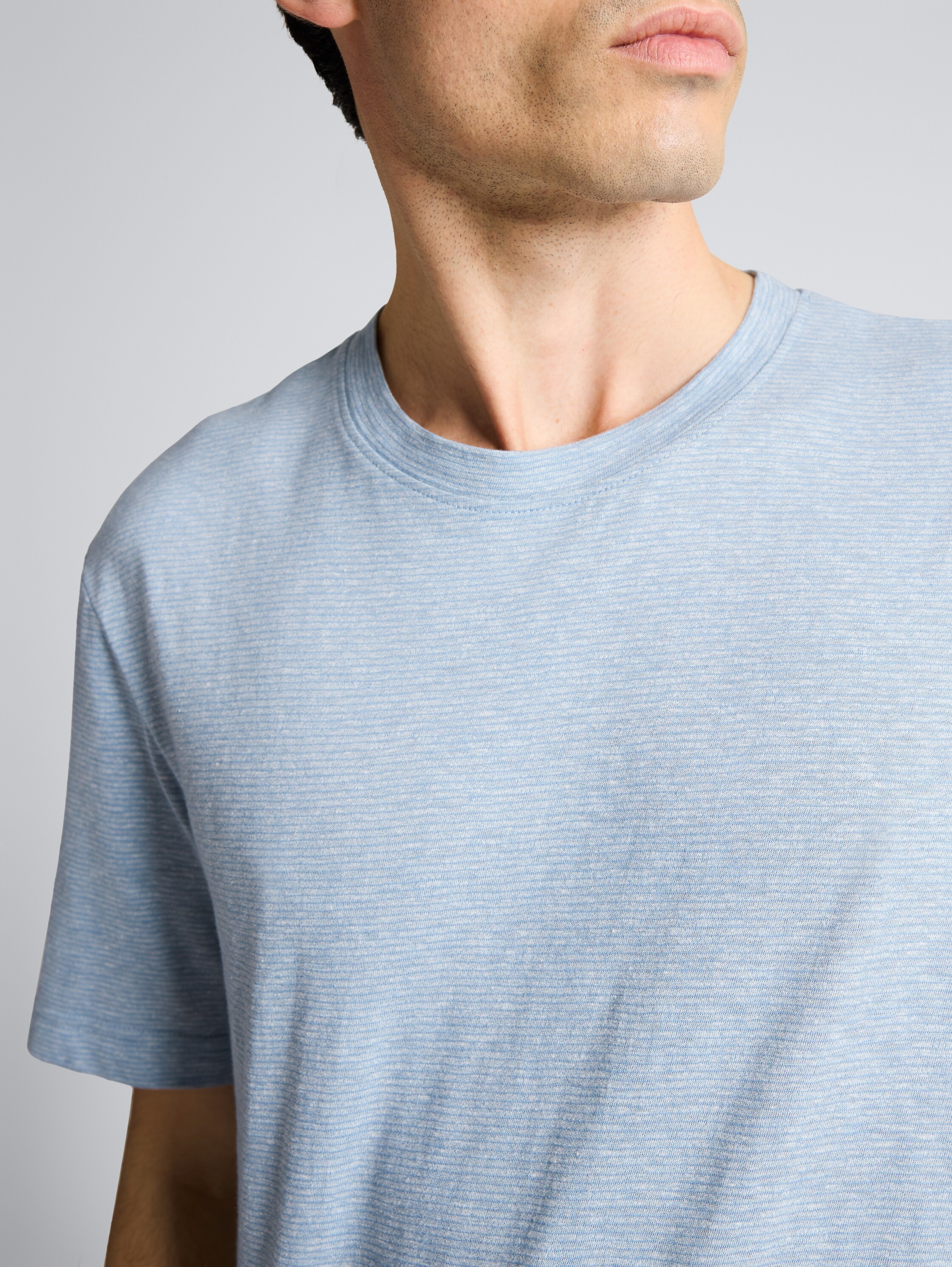 T-shirt à fines rayures - spring blue fine stripe - Vue détaillée du modèle