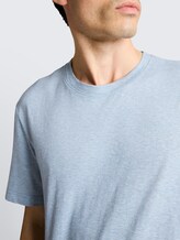 T-shirt met fijn streepmotief - spring blue fine stripe - Detailaanzicht model