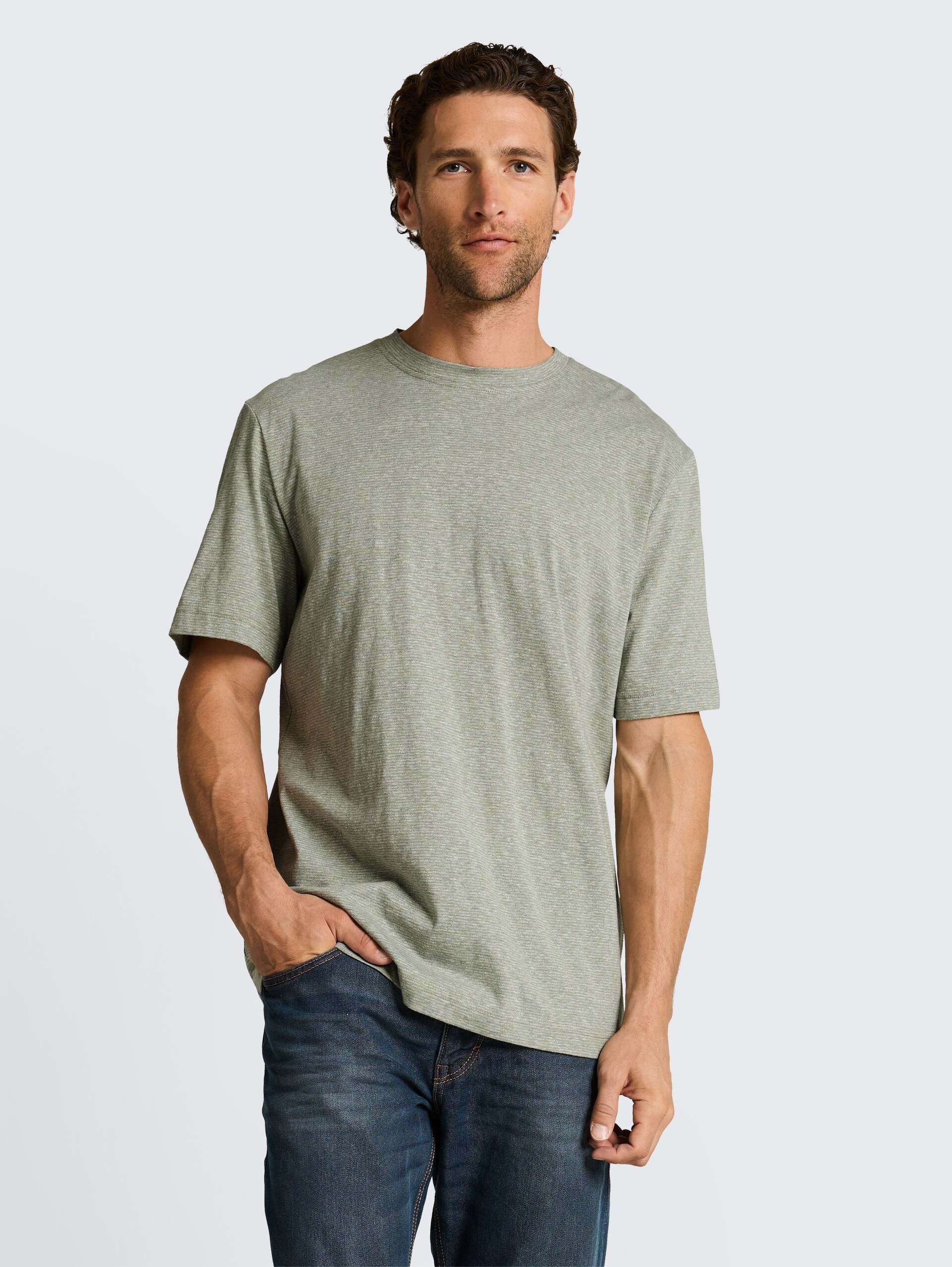 T-Shirt mit feinem Streifenmuster - shadow olive fine stripe - Ausschnitt Model-Vorderansicht