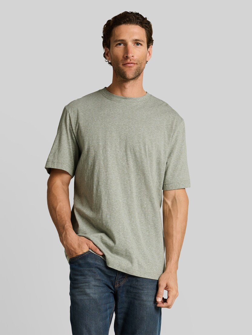 T-Shirt mit feinem Streifenmuster von Men, shadow olive fine stripe