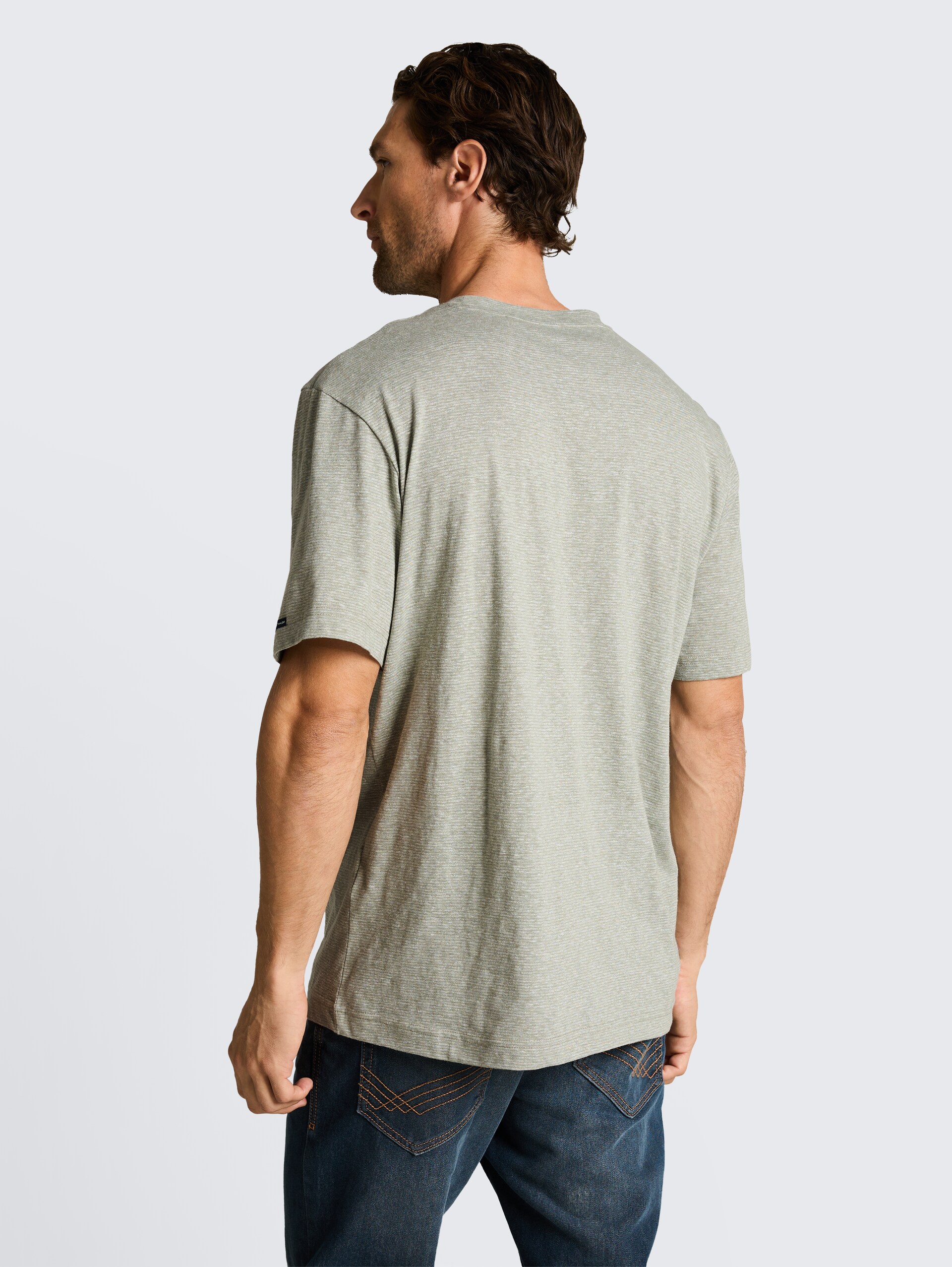 T-Shirt mit feinem Streifenmuster - shadow olive fine stripe - Auschnitt Model-Rückansicht