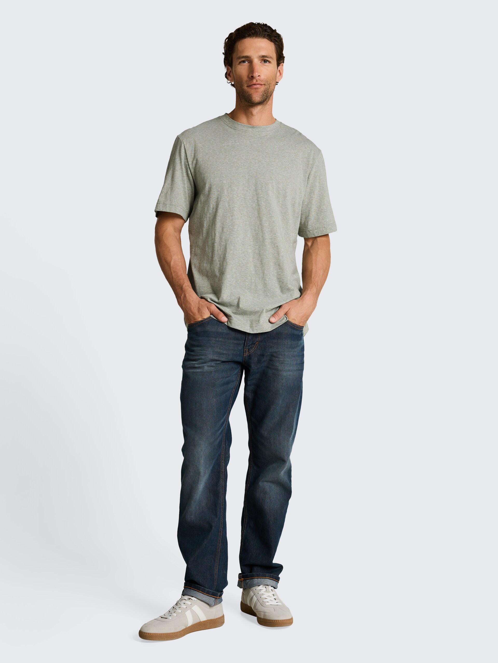 T-Shirt mit feinem Streifenmuster - shadow olive fine stripe - Model-Vorderansicht