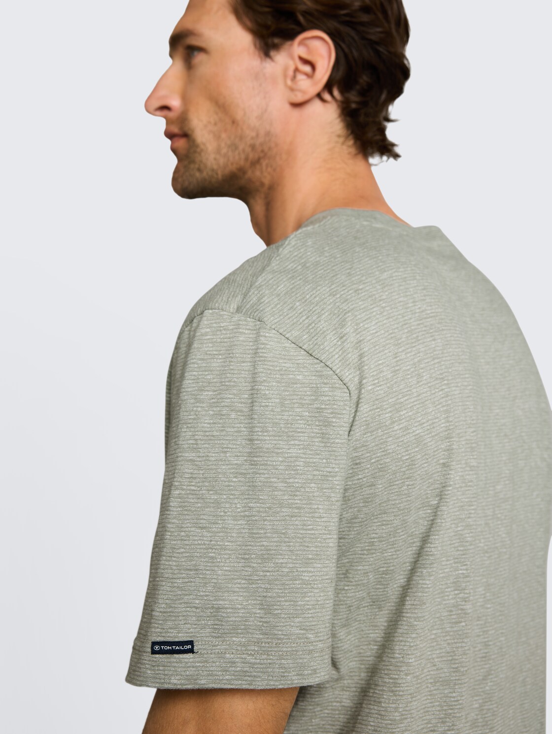 T-Shirt mit feinem Streifenmuster - shadow olive fine stripe - Detail-Model-Ansicht