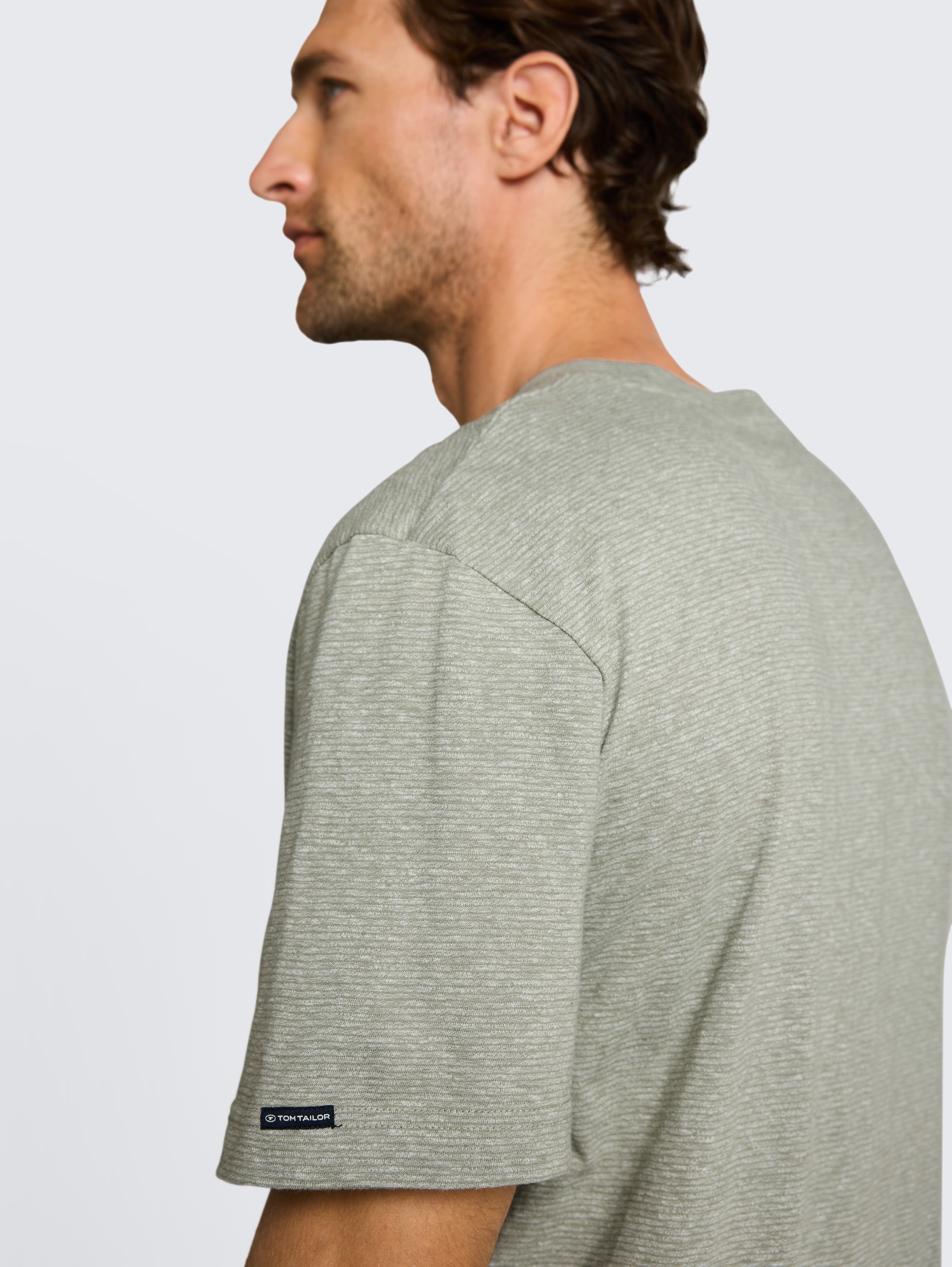 T-Shirt mit feinem Streifenmuster - shadow olive fine stripe - Detail-Model-Ansicht