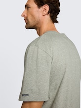 T-shirt met fijn streepmotief - shadow olive fine stripe - Detailaanzicht model