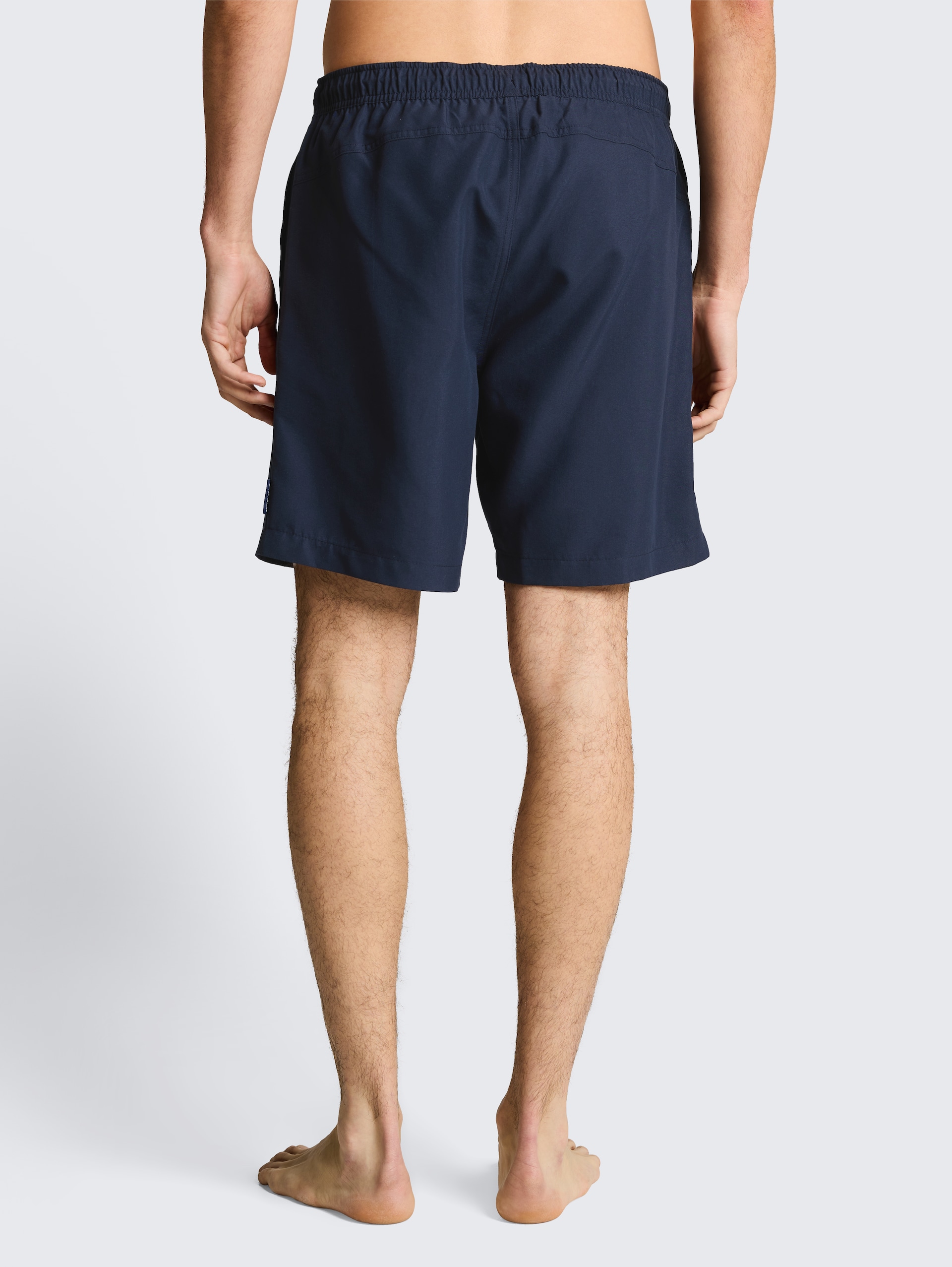 Badeshorts mit Kordelzug - sky captain blue - Auschnitt Model-Rückansicht