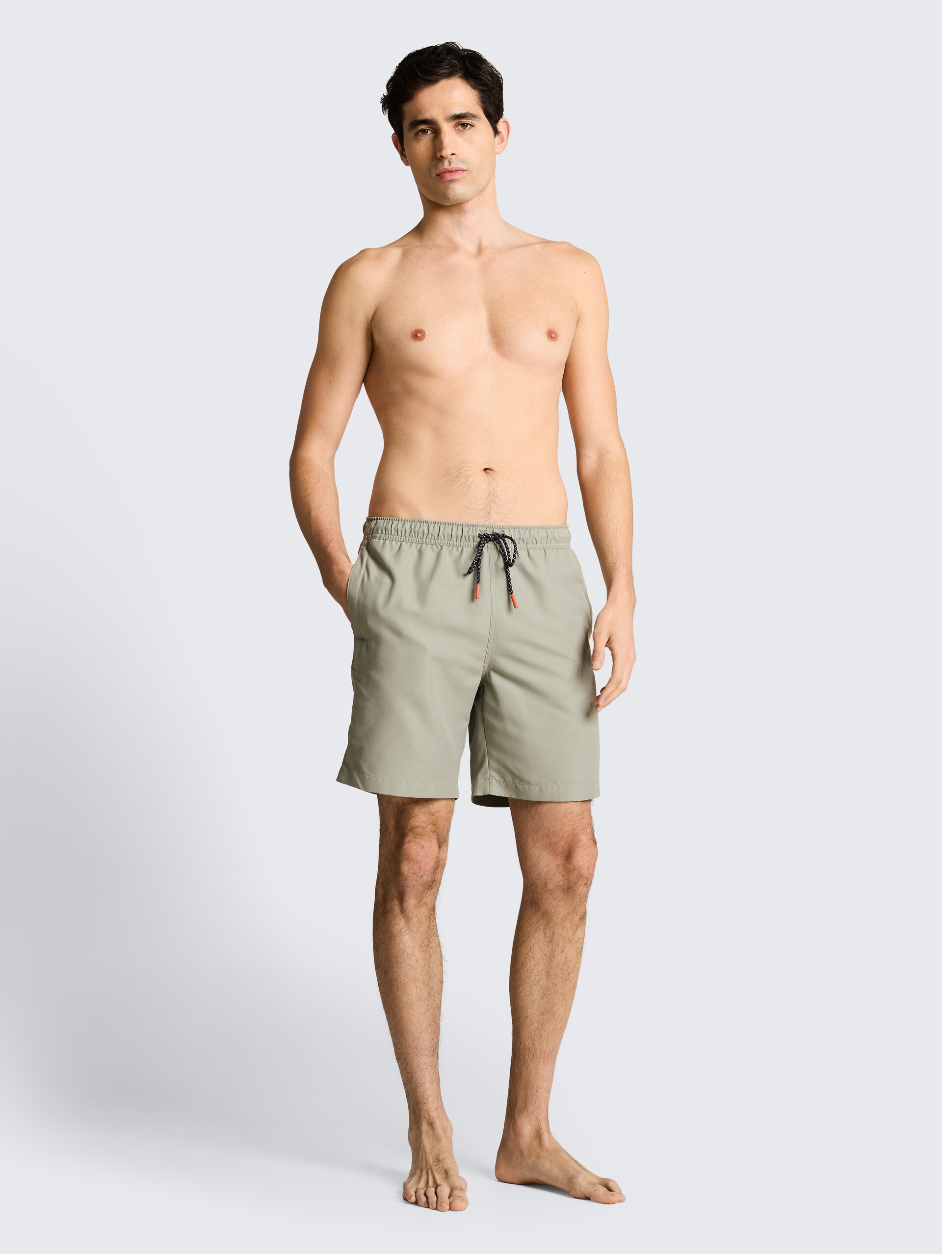 Badeshorts mit Kordelzug - Greyish Shadow Olive - Model-Vorderansicht