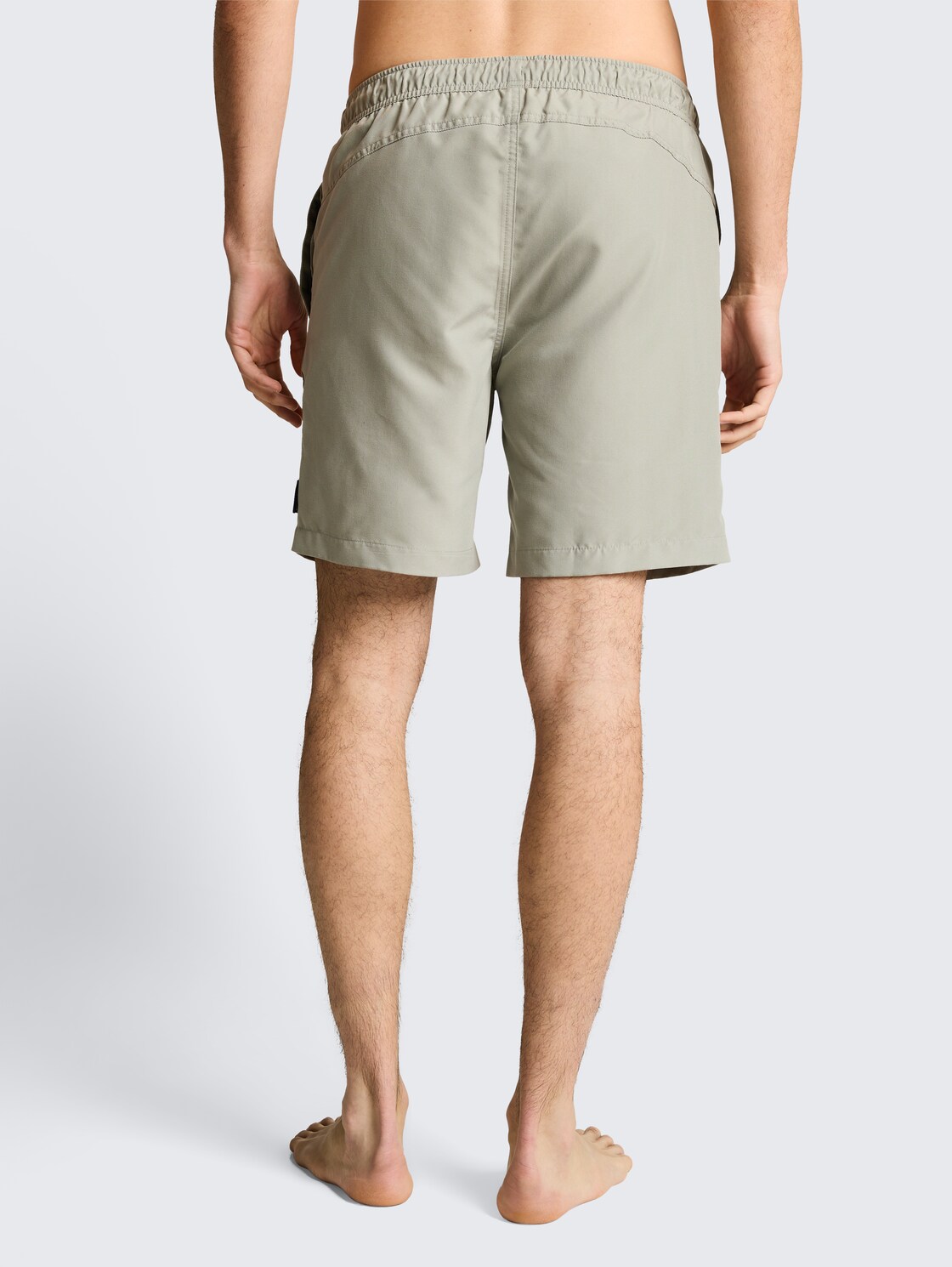 Badeshorts mit Kordelzug - Greyish Shadow Olive - Auschnitt Model-Rückansicht