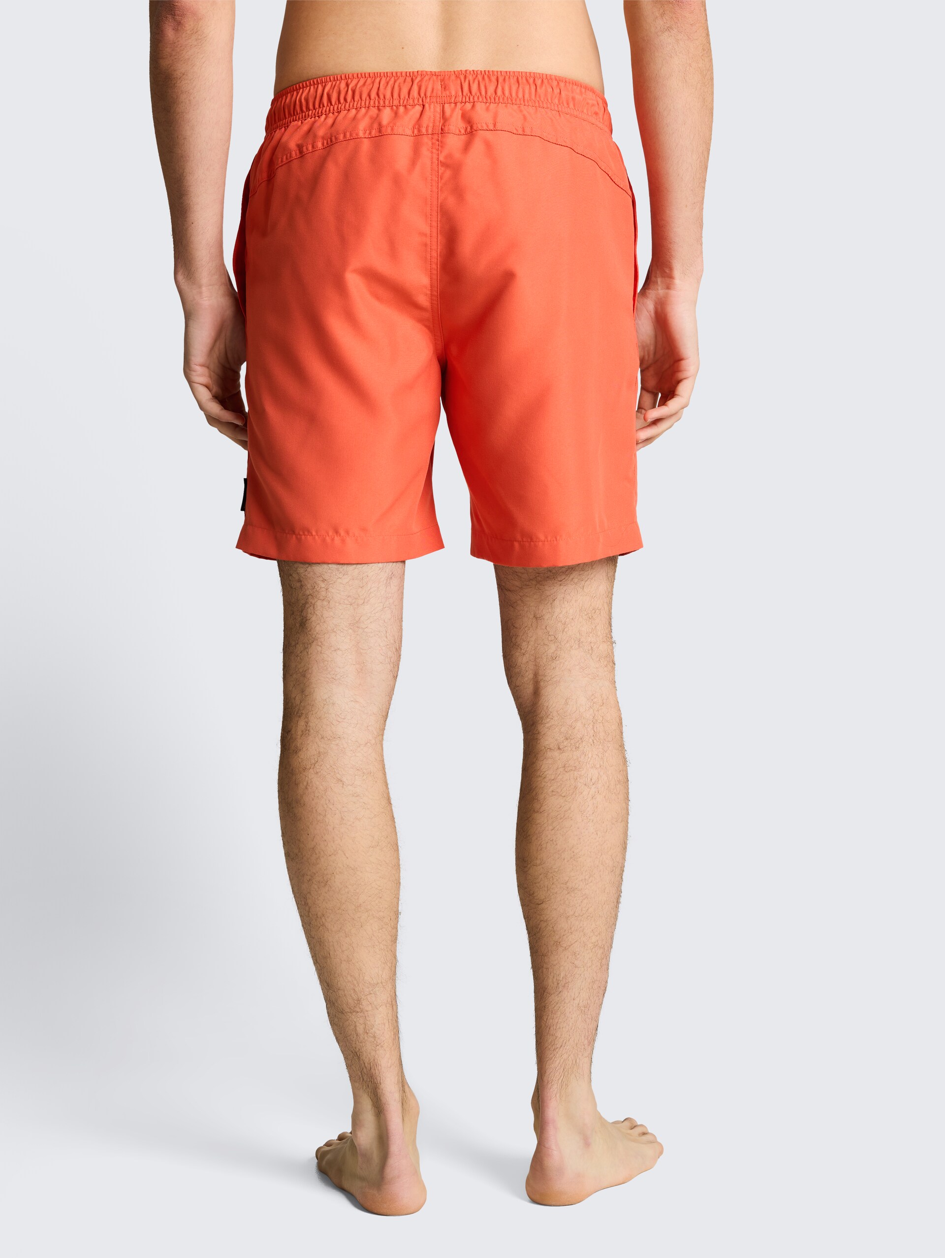 Badeshorts mit Kordelzug - Chili Orange - Auschnitt Model-Rückansicht