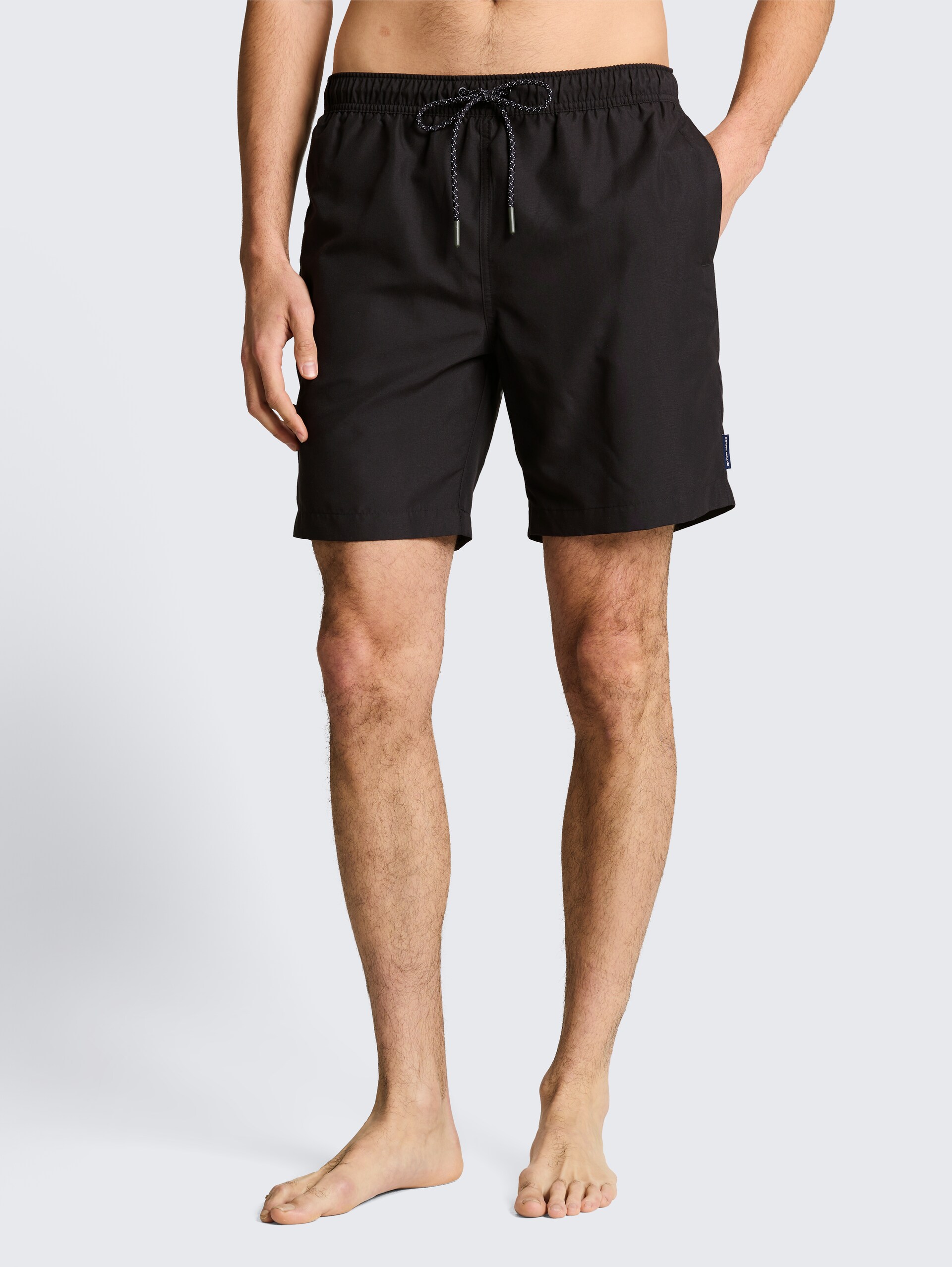 Badeshorts mit Kordelzug - Black - Ausschnitt Model-Vorderansicht
