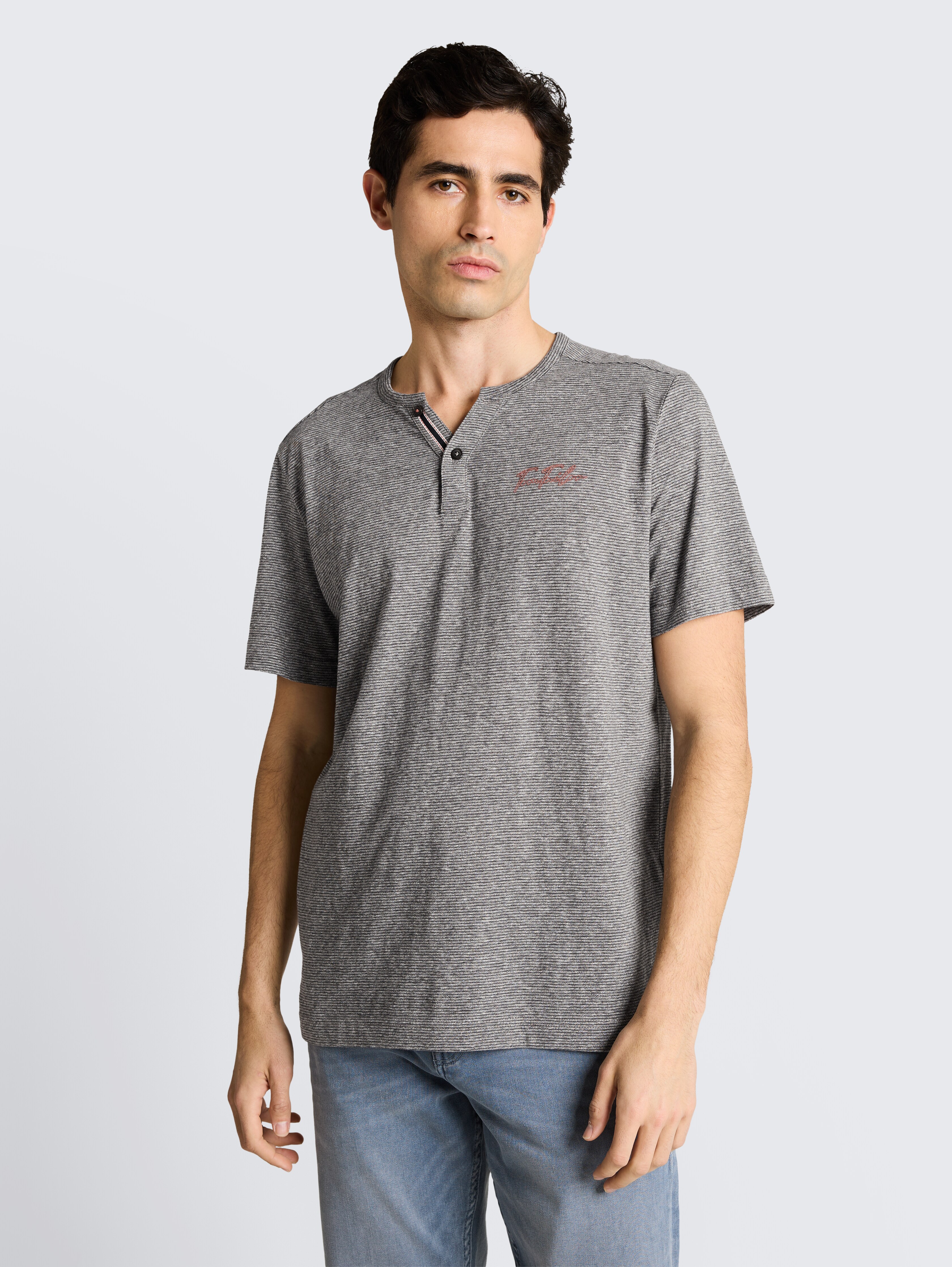 Henley T-Shirt mit feinem Streifenmuster von Men, white tarmac grey fine stripe