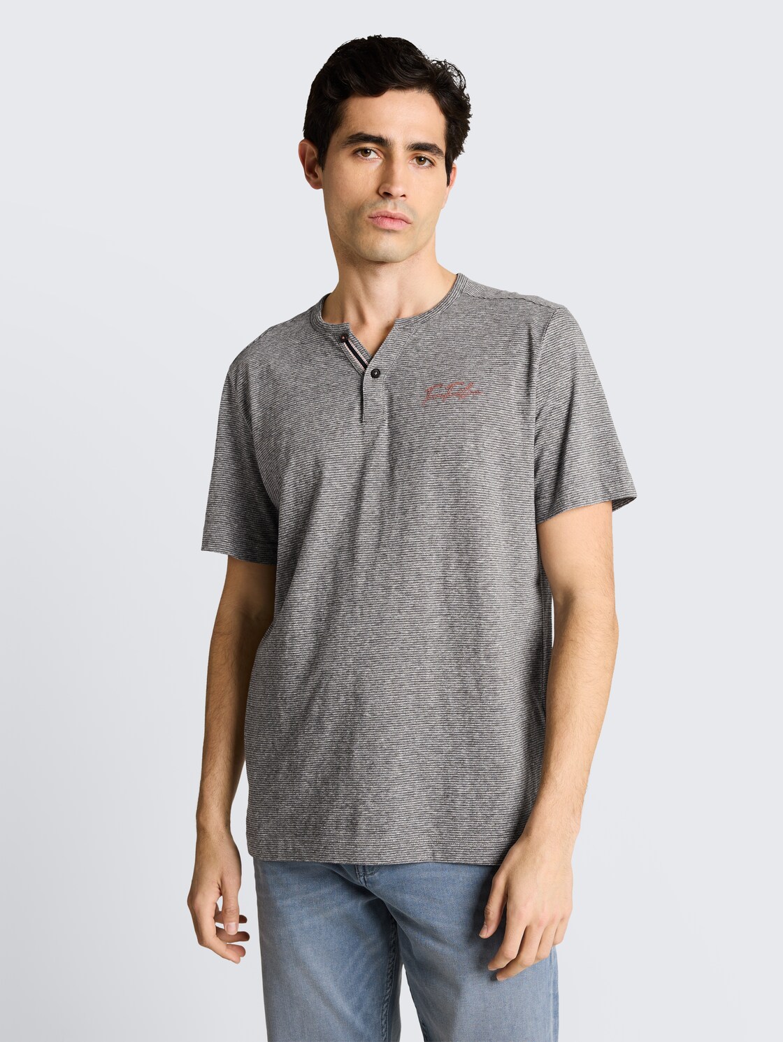 Henley T-Shirt mit feinem Streifenmuster - white tarmac grey fine stripe - Ausschnitt Model-Vorderansicht