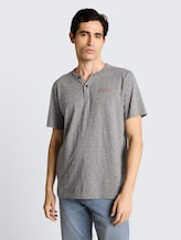 Henley T-Shirt mit feinem Streifenmuster - white tarmac grey fine stripe - Ausschnitt Model-Vorderansicht