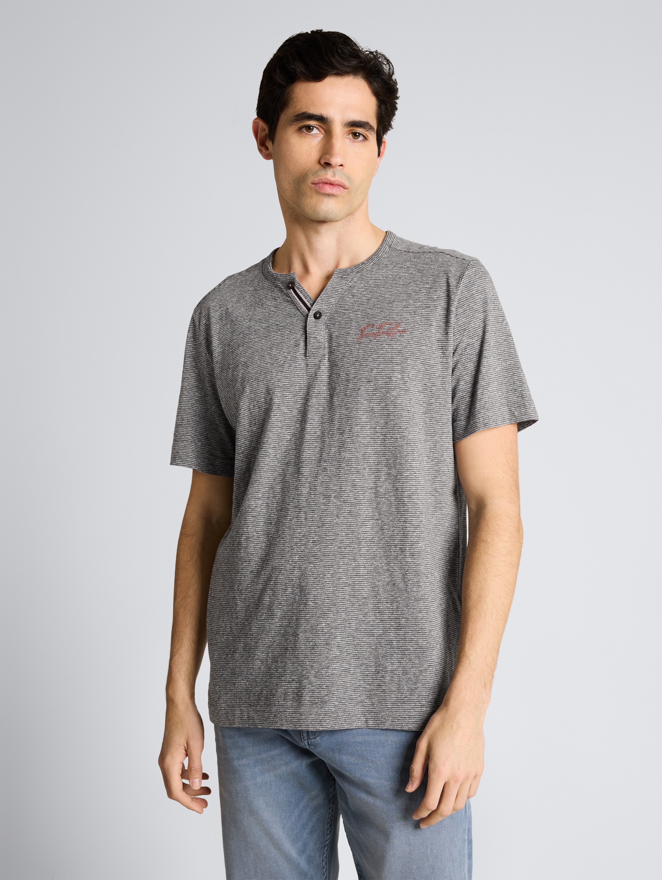 Henley T-Shirt mit feinem Streifenmuster - white tarmac grey fine stripe - Ausschnitt Model-Vorderansicht