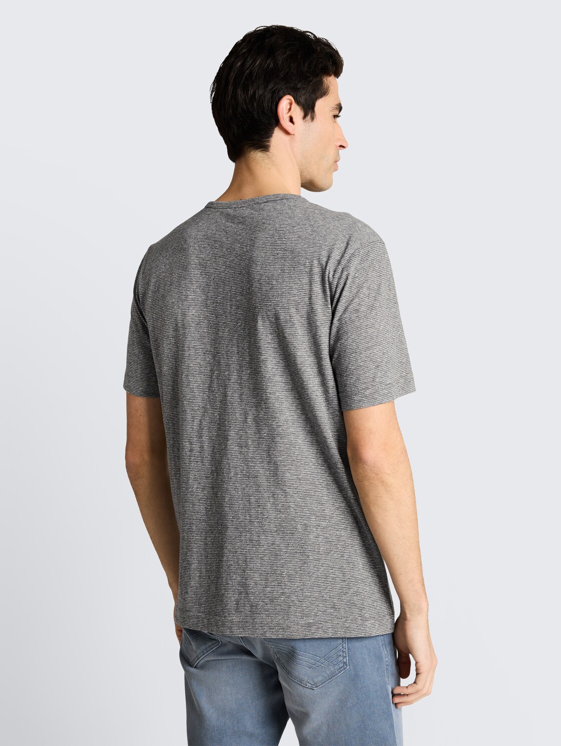 Henley T-Shirt mit feinem Streifenmuster - white tarmac grey fine stripe - Auschnitt Model-Rückansicht