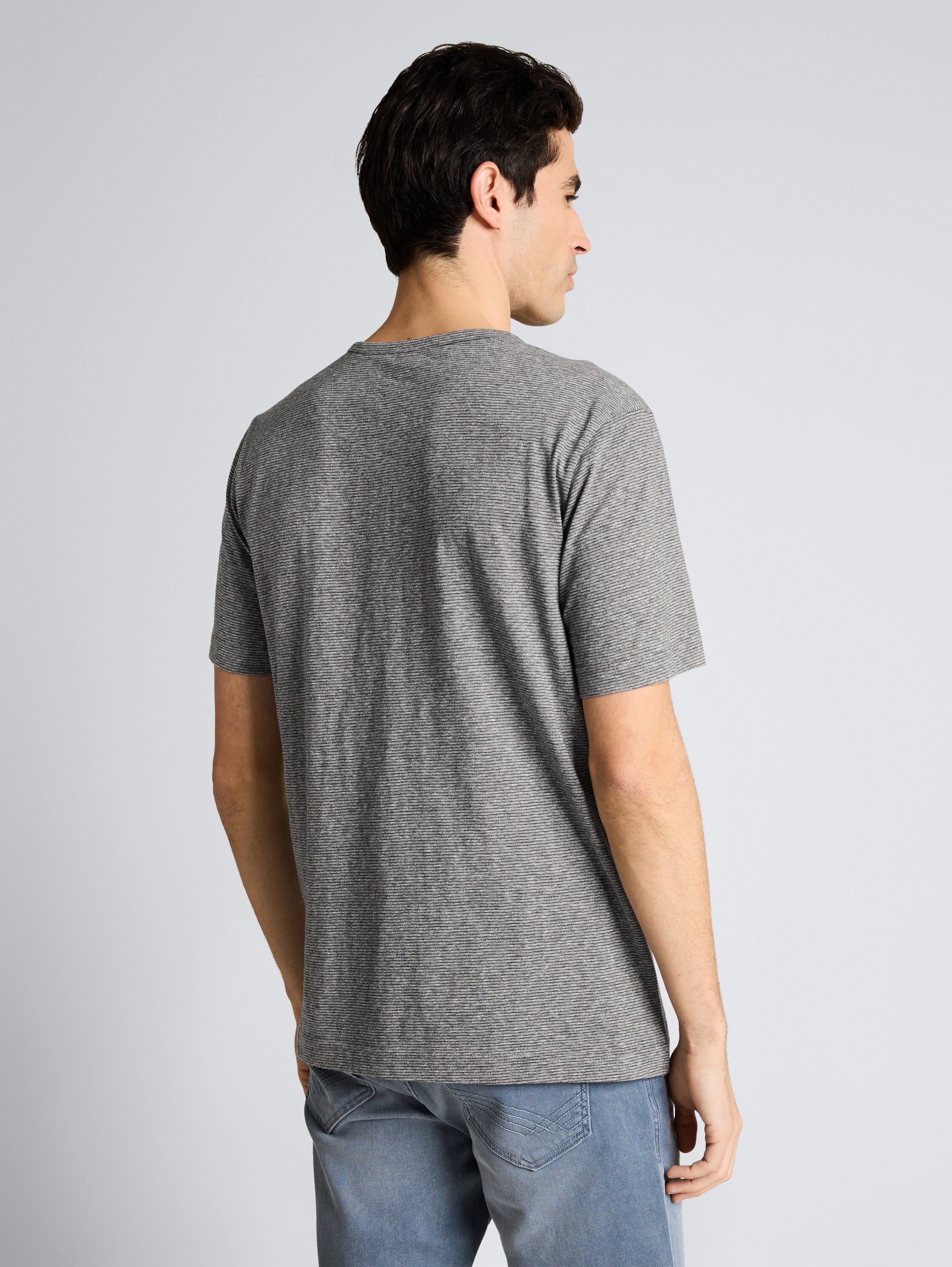 Henley T-Shirt mit feinem Streifenmuster - white tarmac grey fine stripe - Auschnitt Model-Rückansicht