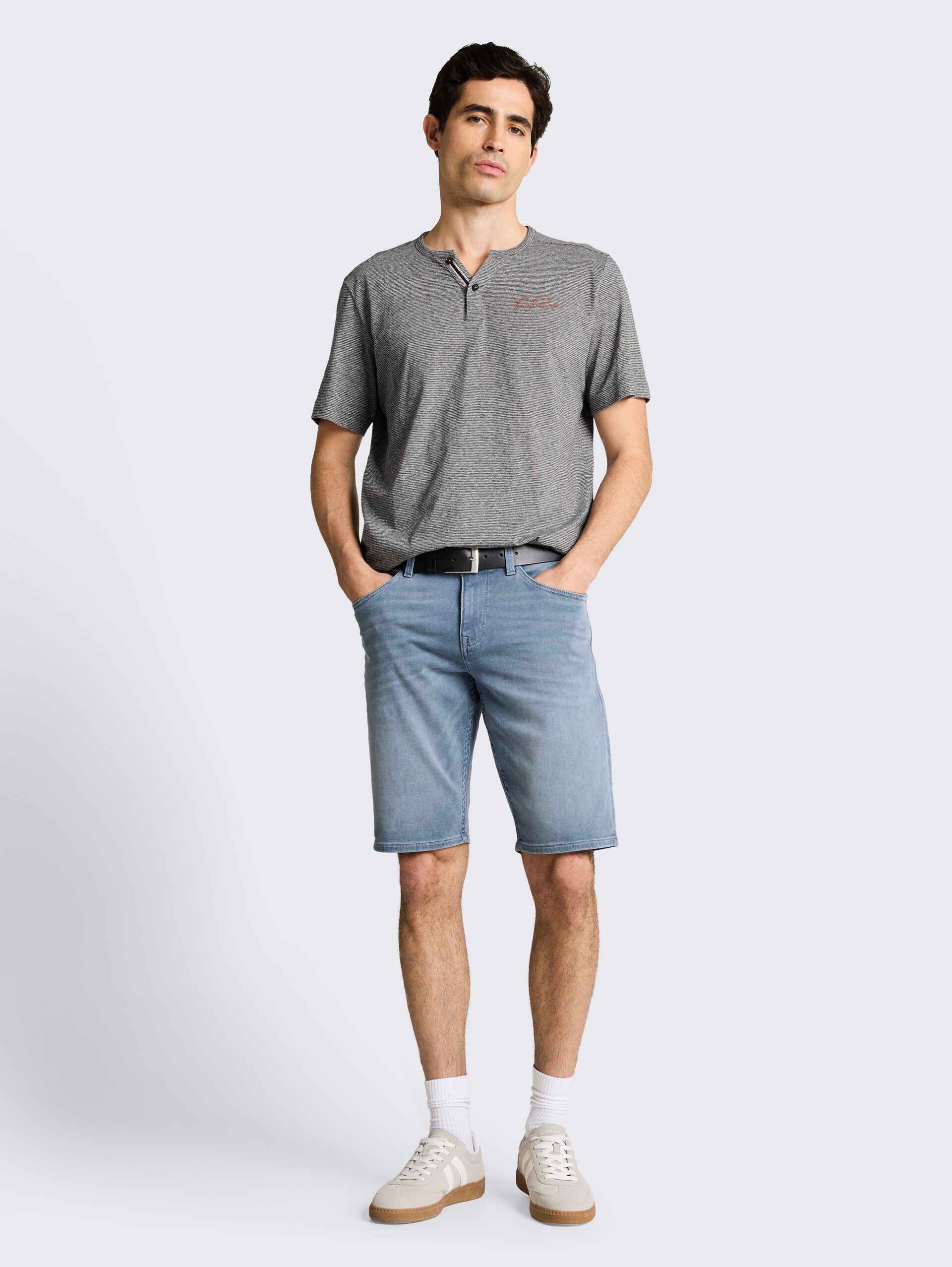 Henley T-Shirt mit feinem Streifenmuster - white tarmac grey fine stripe - Model-Vorderansicht