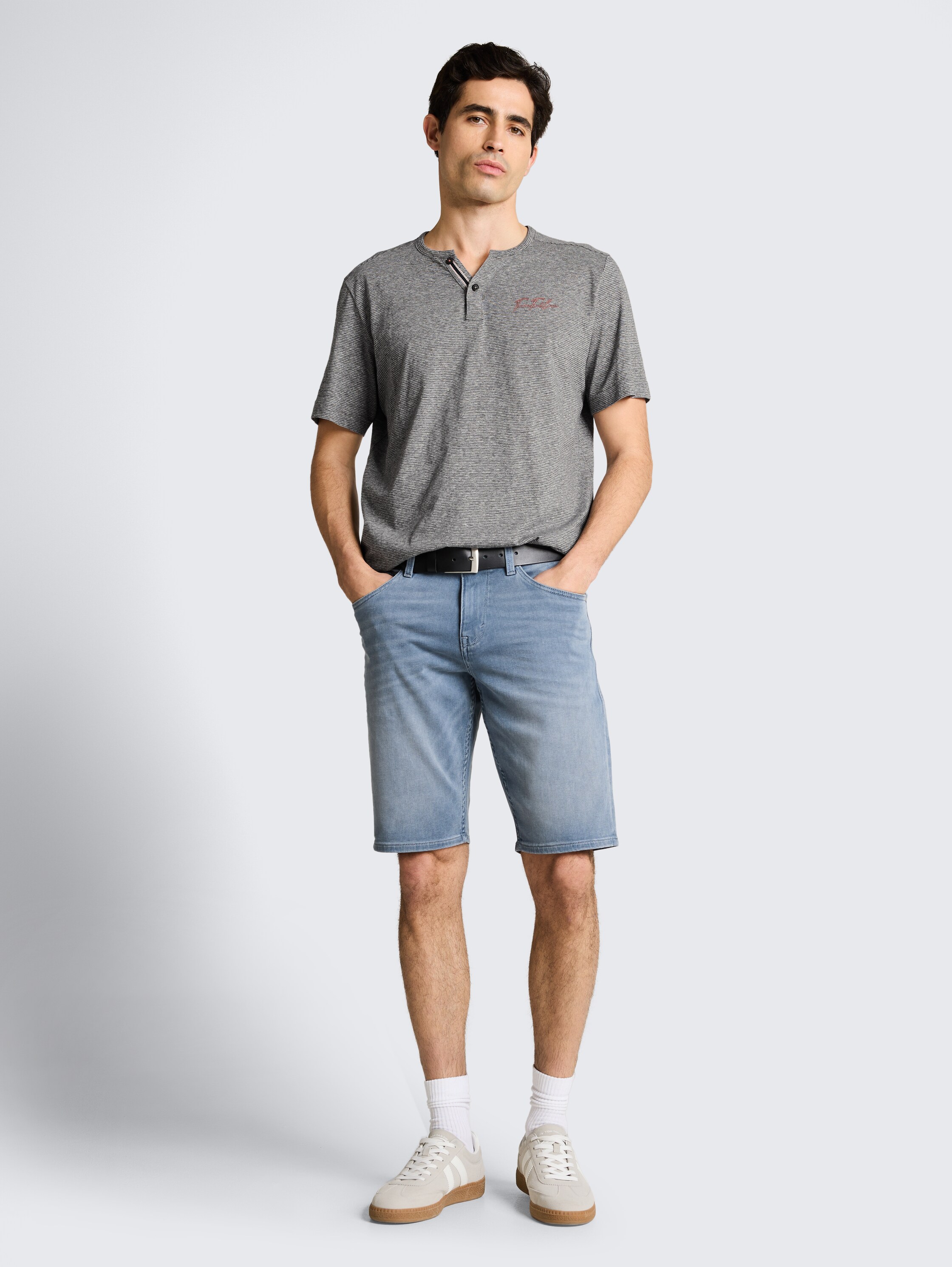 Henley T-Shirt mit feinem Streifenmuster - white tarmac grey fine stripe - Model-Vorderansicht