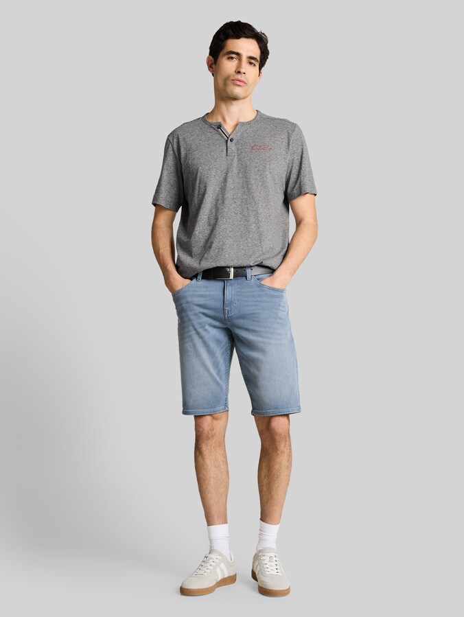 T-shirt Henley à fines rayures par Men, white tarmac grey fine stripe