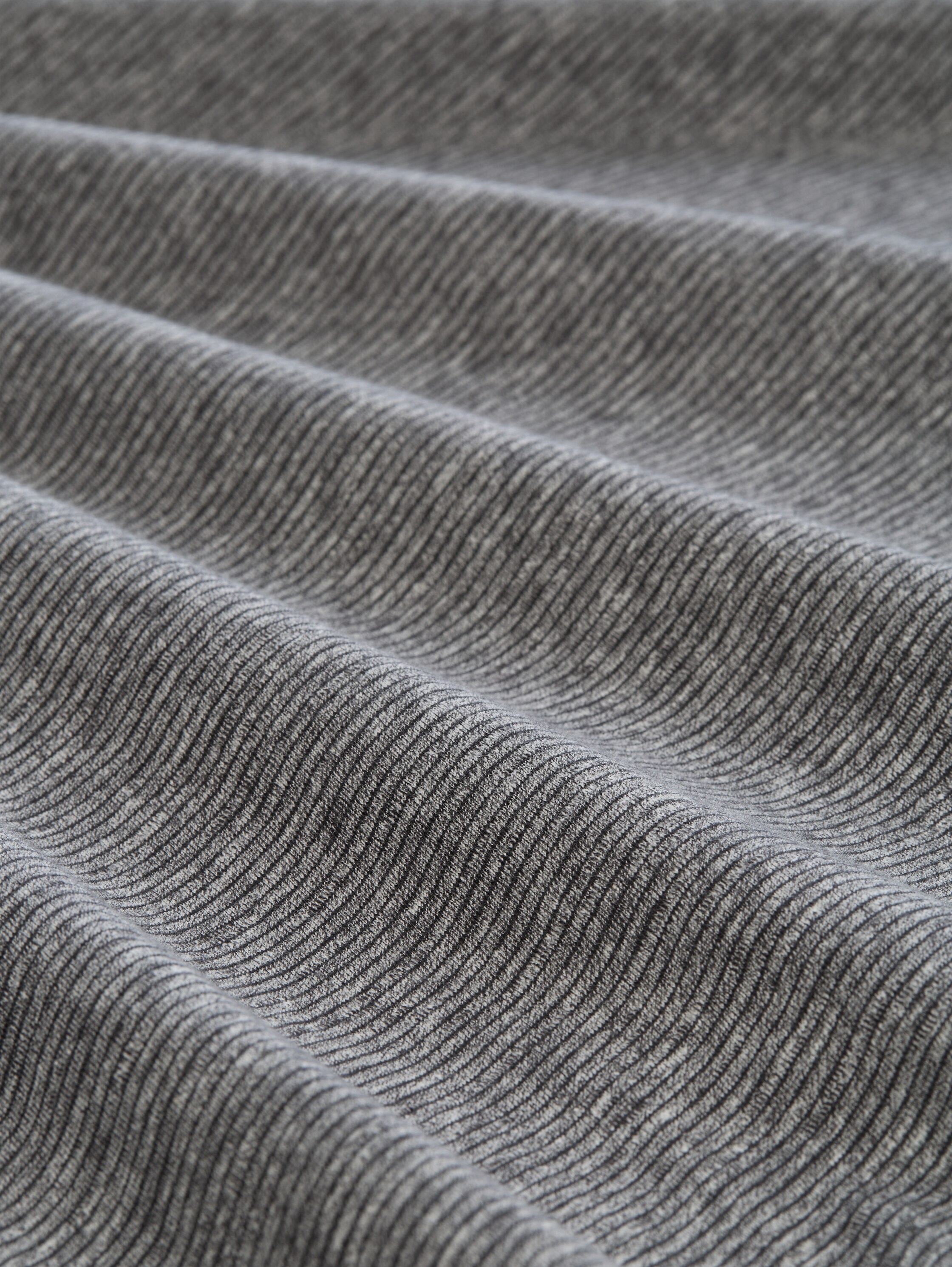 Henley T-Shirt mit feinem Streifenmuster - white tarmac grey fine stripe - Material-Ansicht