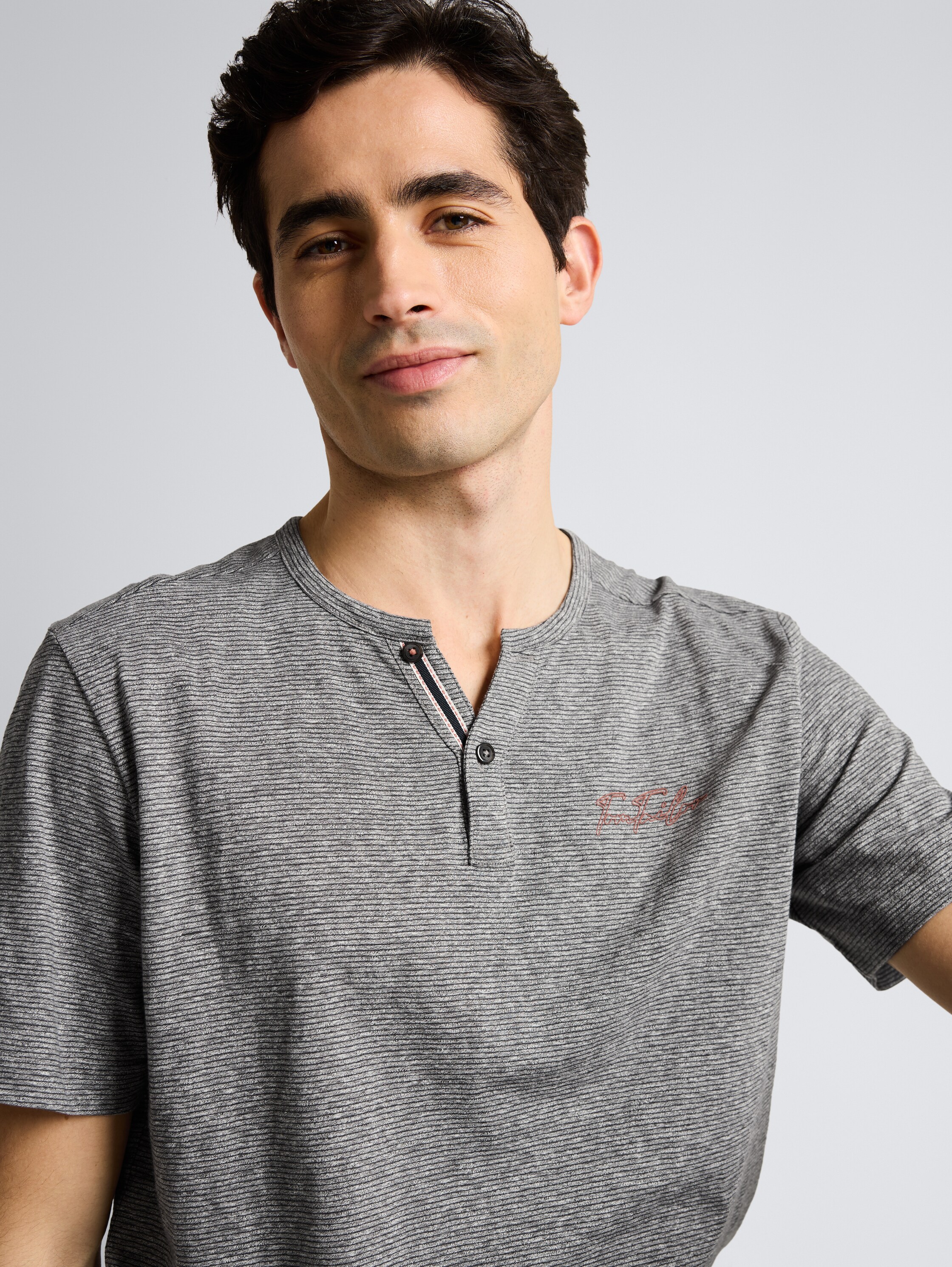 Henley T-Shirt mit feinem Streifenmuster - white tarmac grey fine stripe - Detail-Model-Ansicht