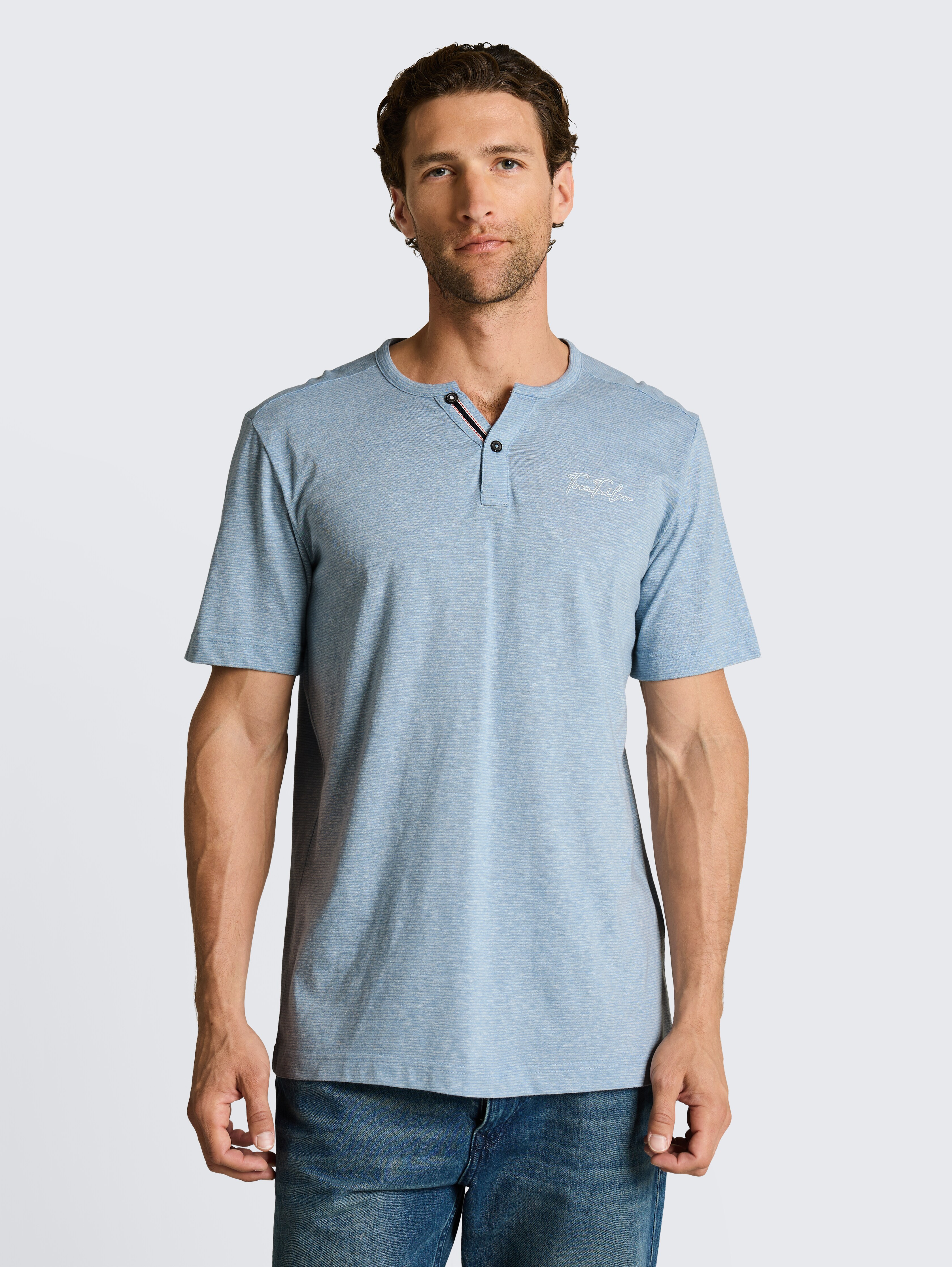 Henley T-Shirt mit feinem Streifenmuster von Men, spring blue fine stripe