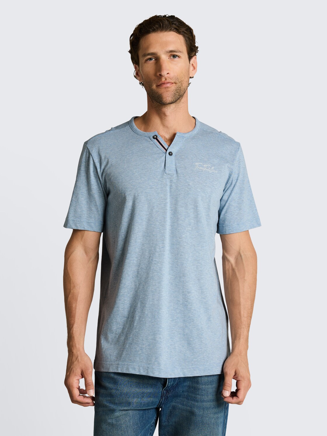 Henley T-Shirt mit feinem Streifenmuster - spring blue fine stripe - Ausschnitt Model-Vorderansicht
