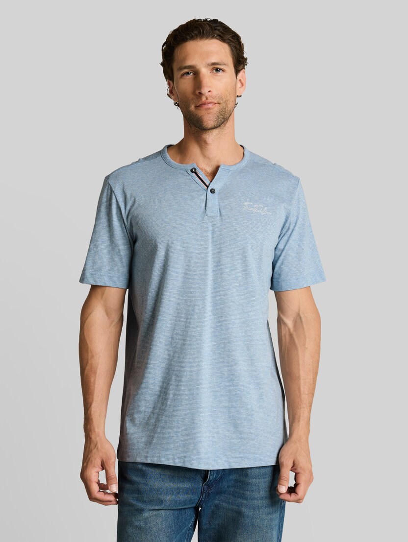 Henley T-shirt met fijne streepjes door Men, spring blue fine stripe