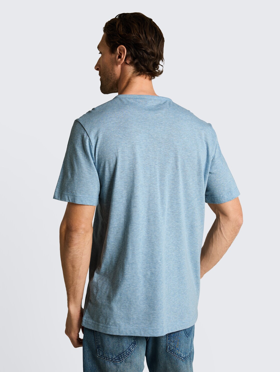 Henley T-Shirt mit feinem Streifenmuster - spring blue fine stripe - Auschnitt Model-Rückansicht