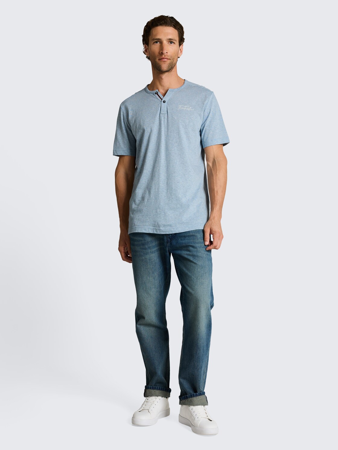Henley T-Shirt mit feinem Streifenmuster - spring blue fine stripe - Model-Vorderansicht