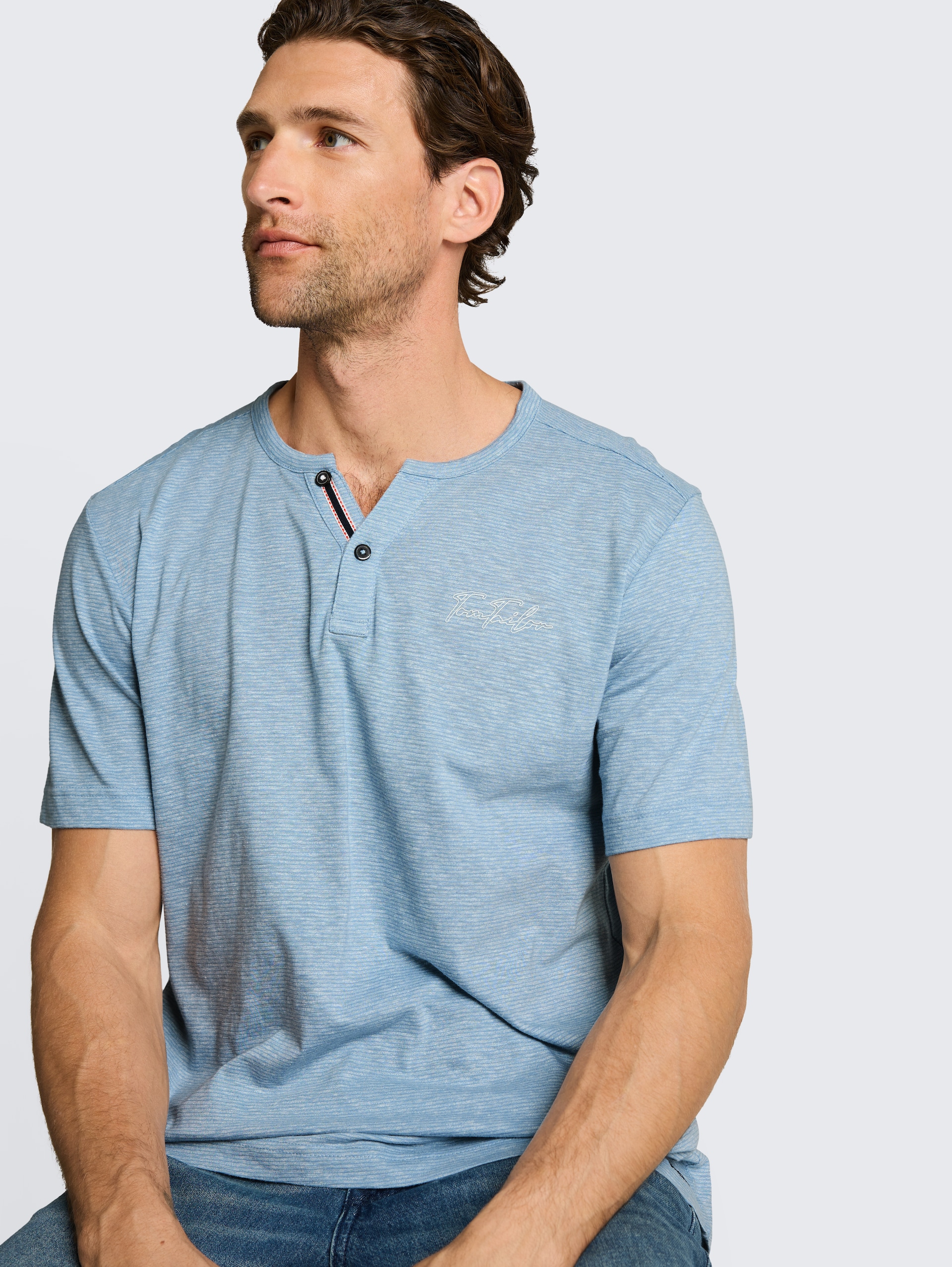 Henley T-Shirt mit feinem Streifenmuster - spring blue fine stripe - Detail-Model-Ansicht