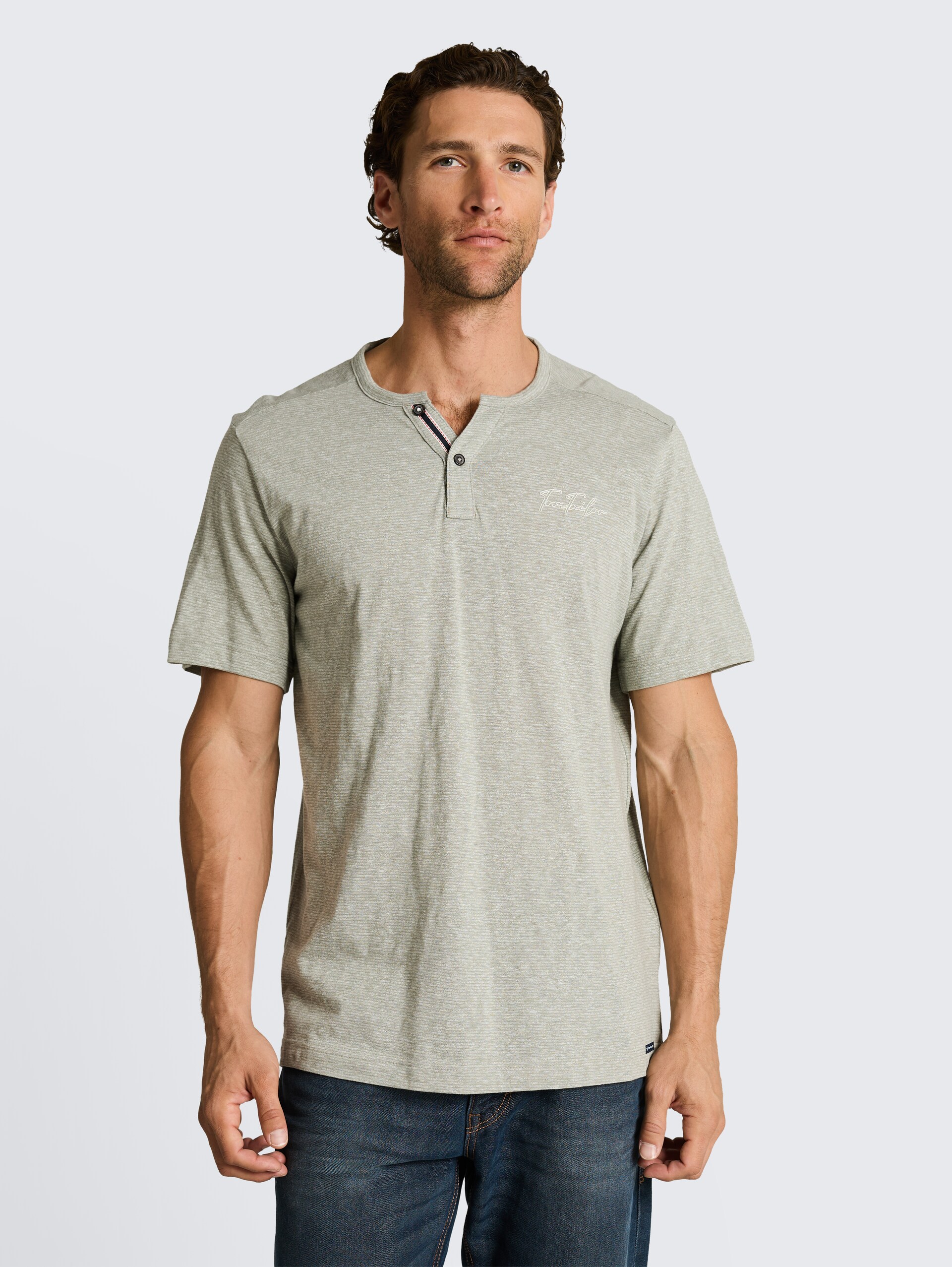 Henley T-Shirt mit feinem Streifenmuster - shadow olive fine stripe - Ausschnitt Model-Vorderansicht