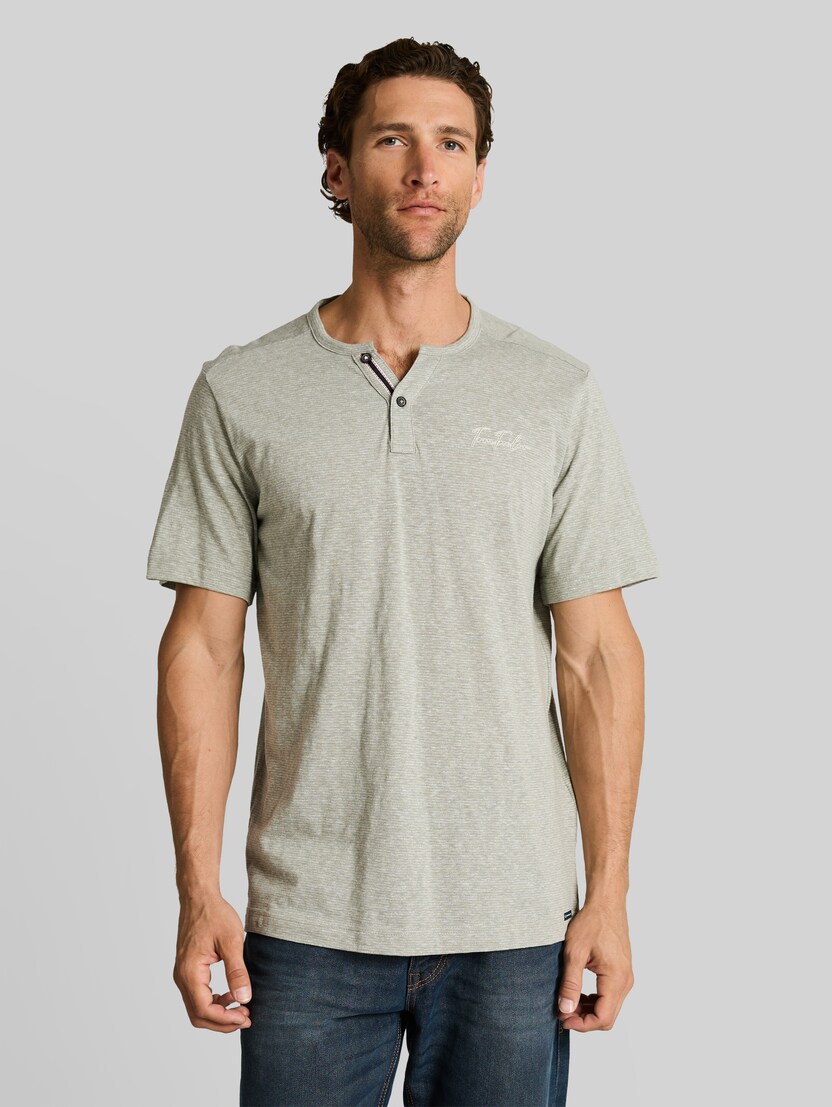 Henley T-Shirt mit feinem Streifenmuster von Men, shadow olive fine stripe
