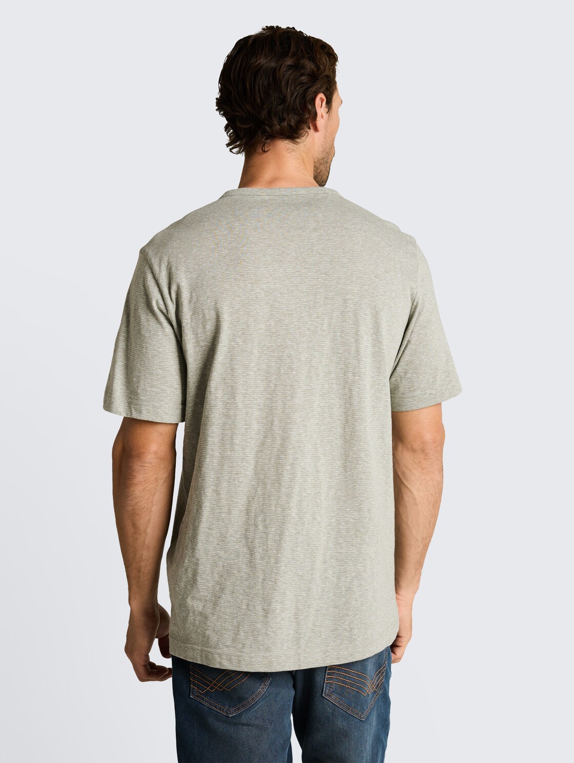 Henley T-Shirt mit feinem Streifenmuster - shadow olive fine stripe - Auschnitt Model-Rückansicht