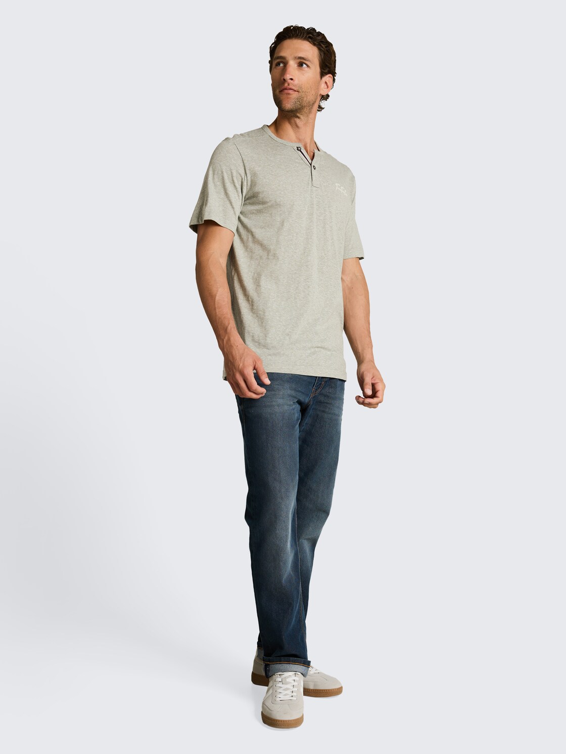 Henley T-Shirt mit feinem Streifenmuster - shadow olive fine stripe - Model-Vorderansicht