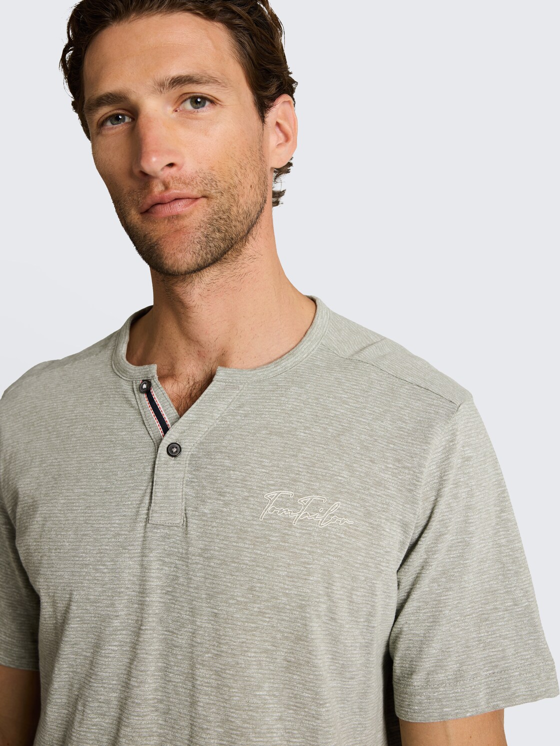 Henley T-Shirt mit feinem Streifenmuster - shadow olive fine stripe - Detail-Model-Ansicht