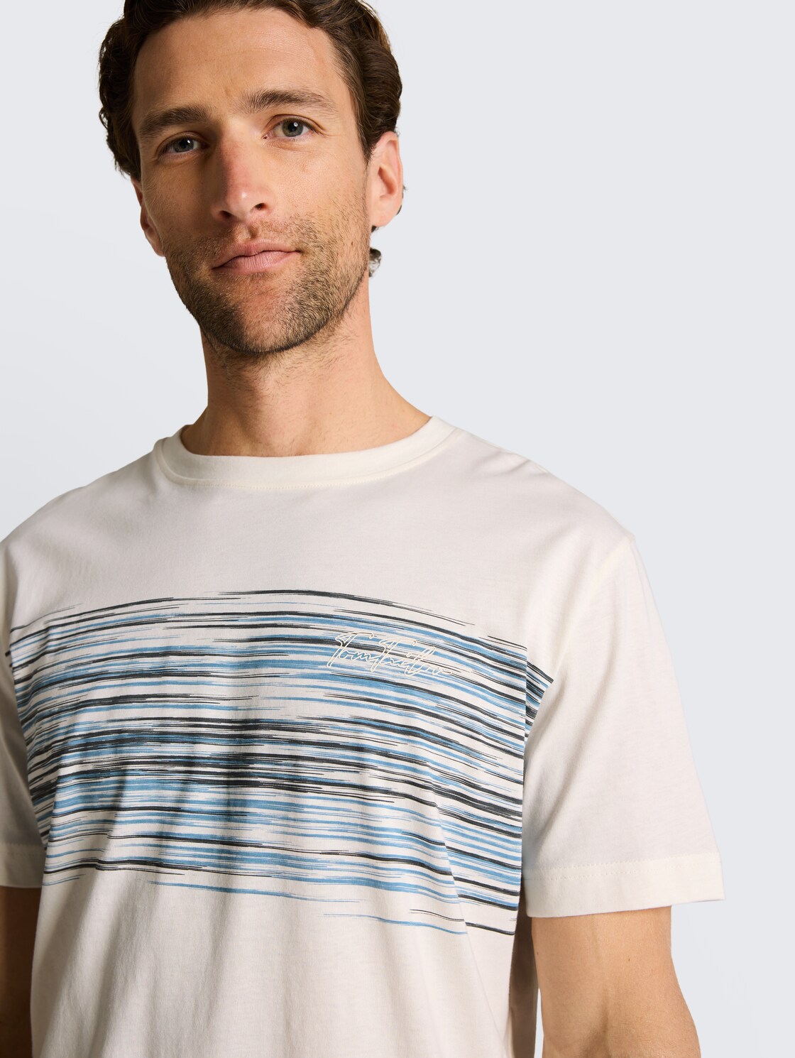 T-Shirt mit Print - Gardenia White - Detail-Model-Ansicht